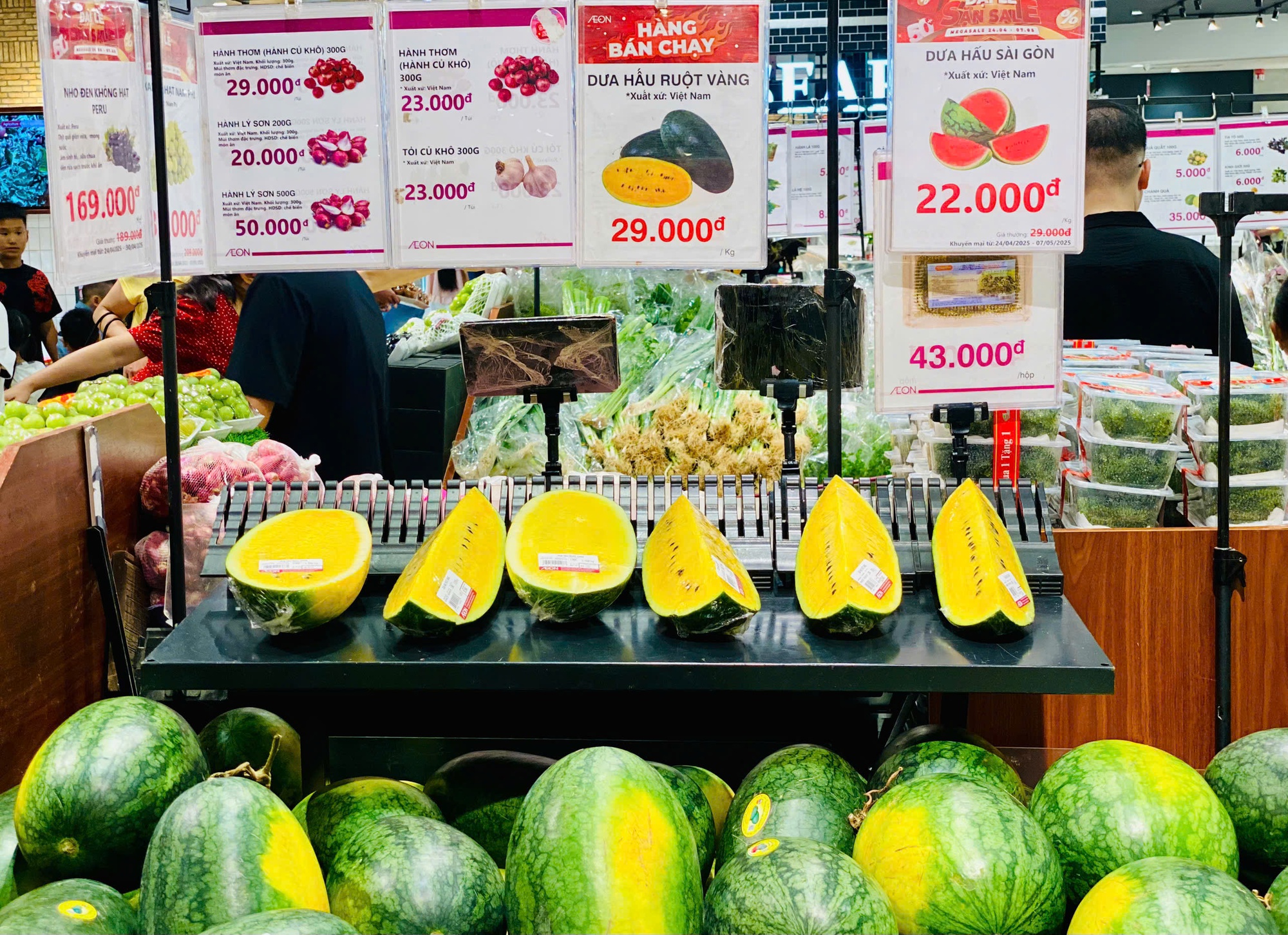 Loại quả được ví là ‘vị thuốc’ giải nhiệt mùa hè vào mùa bán la liệt vỉa hè giá 5.000 đồng/kg- Ảnh 7. Loại quả được ví là ‘vị thuốc’ giải nhiệt mùa hè vào mùa bán la liệt vỉa hè giá 5.000 đồng/kg- Ảnh 7.