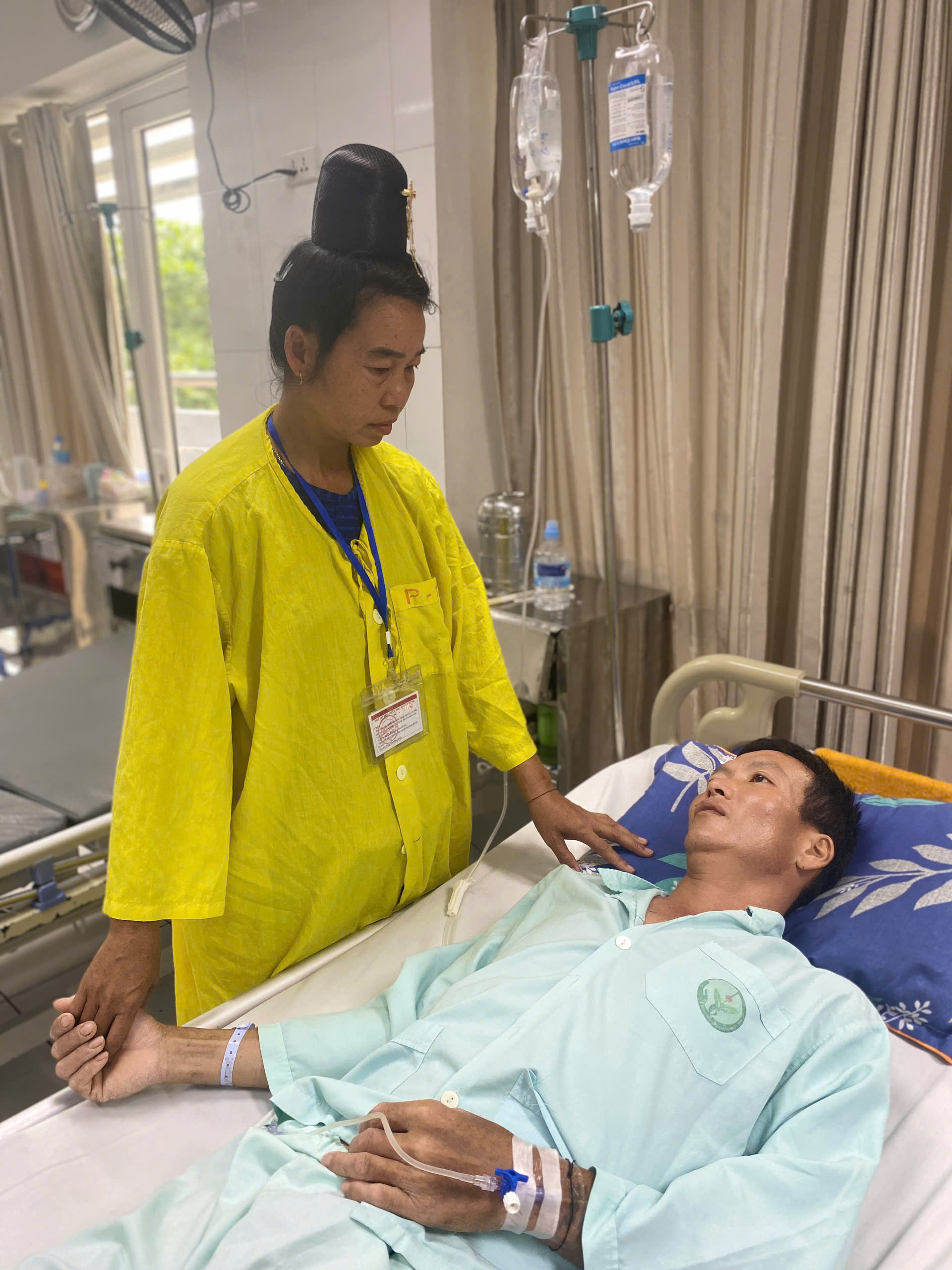 Người đàn ông dân tộc Thái rơi vào túng quẫn, nguy kịch sau tai nạn cần được giúp đỡ- Ảnh 2. Người đàn ông dân tộc Thái rơi vào túng quẫn, nguy kịch sau tai nạn cần được giúp đỡ- Ảnh 2.