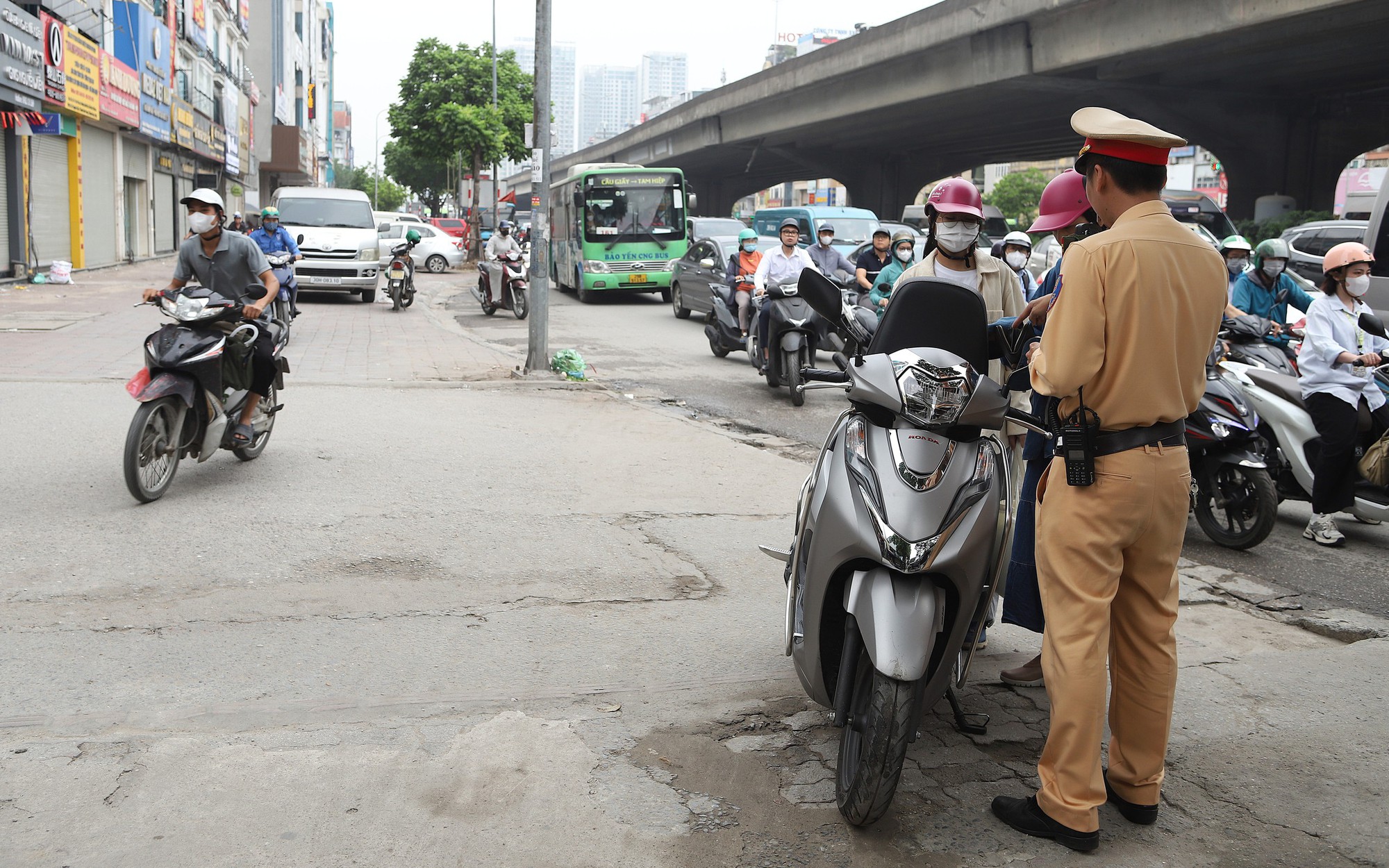 TPHCM: 15 phút, hơn 100 tài xế ‘leo’ xe máy lên vỉa hè- Ảnh 2.