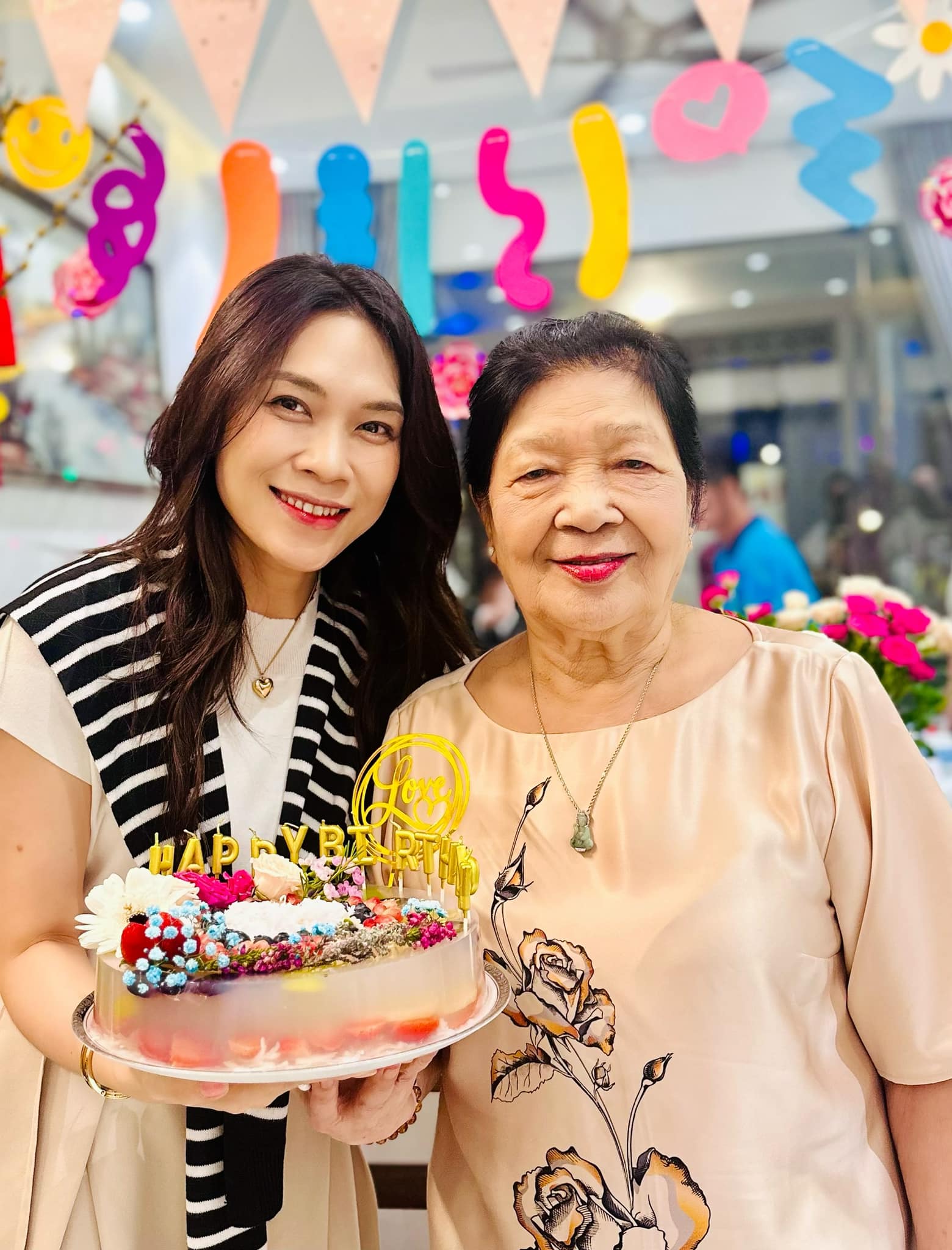 Thân thế kín tiếng của mẹ ruột Mỹ Tâm: Hoa khôi xứ Quảng một thời, tuổi xế chiều an hưởng hạnh phúc- Ảnh 7. Thân thế kín tiếng của mẹ ruột Mỹ Tâm: Hoa khôi xứ Quảng một thời, tuổi xế chiều an hưởng hạnh phúc- Ảnh 7.