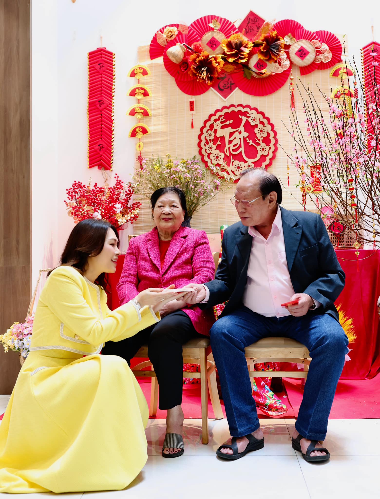 Thân thế kín tiếng của mẹ ruột Mỹ Tâm: Hoa khôi xứ Quảng một thời, tuổi xế chiều an hưởng hạnh phúc- Ảnh 4. Thân thế kín tiếng của mẹ ruột Mỹ Tâm: Hoa khôi xứ Quảng một thời, tuổi xế chiều an hưởng hạnh phúc- Ảnh 4.