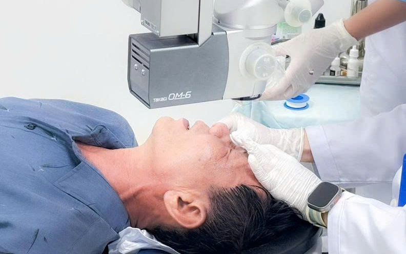 Cảnh báo: Sơ sẩy khiến người đàn ông phải đi cấp cứu vì xăng văng vào mắt