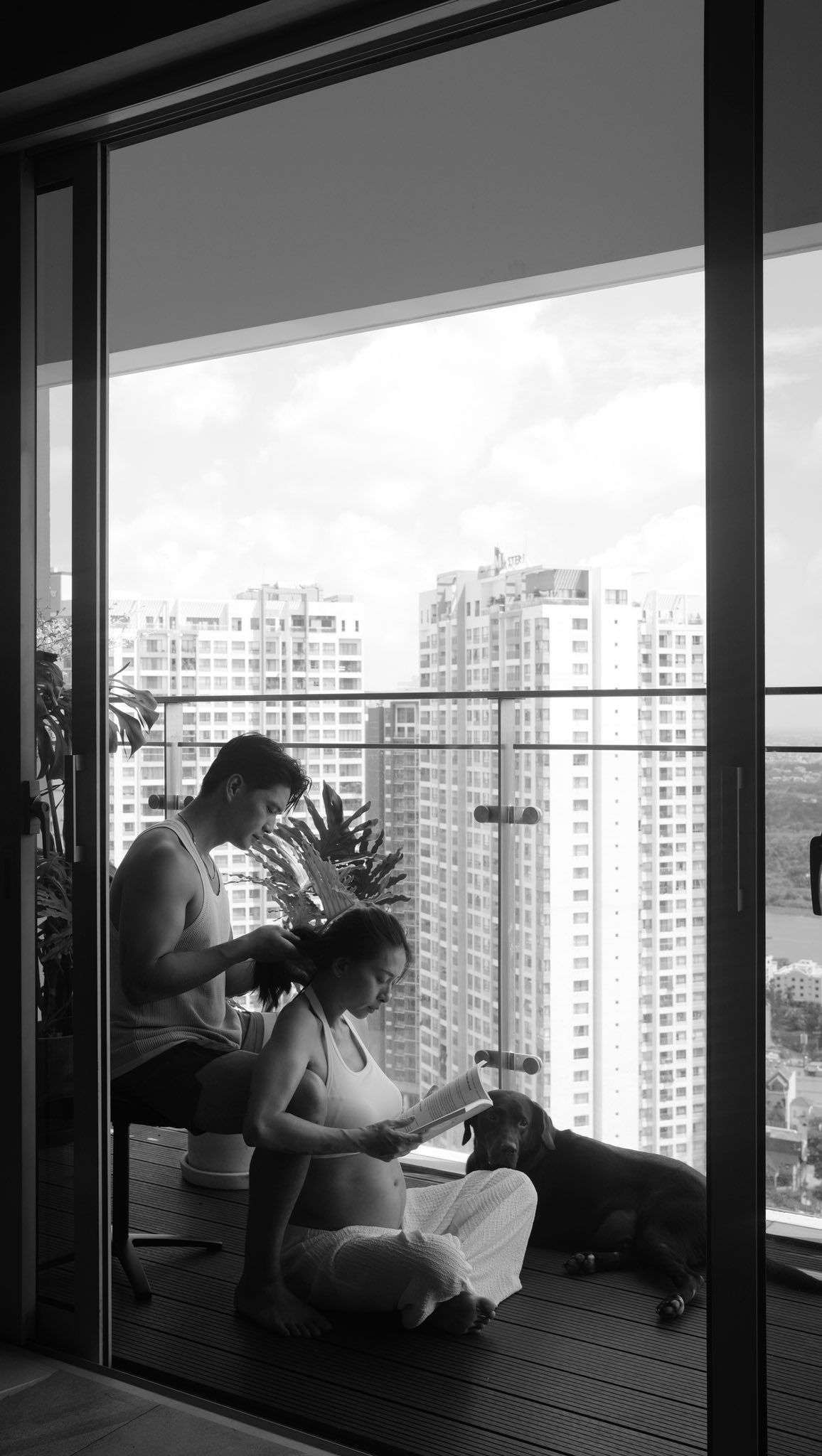 Dân mạng tranh cãi việc Ngô Thanh Vân mang bầu không đụng tay chân vào việc gì, để chồng trẻ chăm từ A- Z- Ảnh 1.