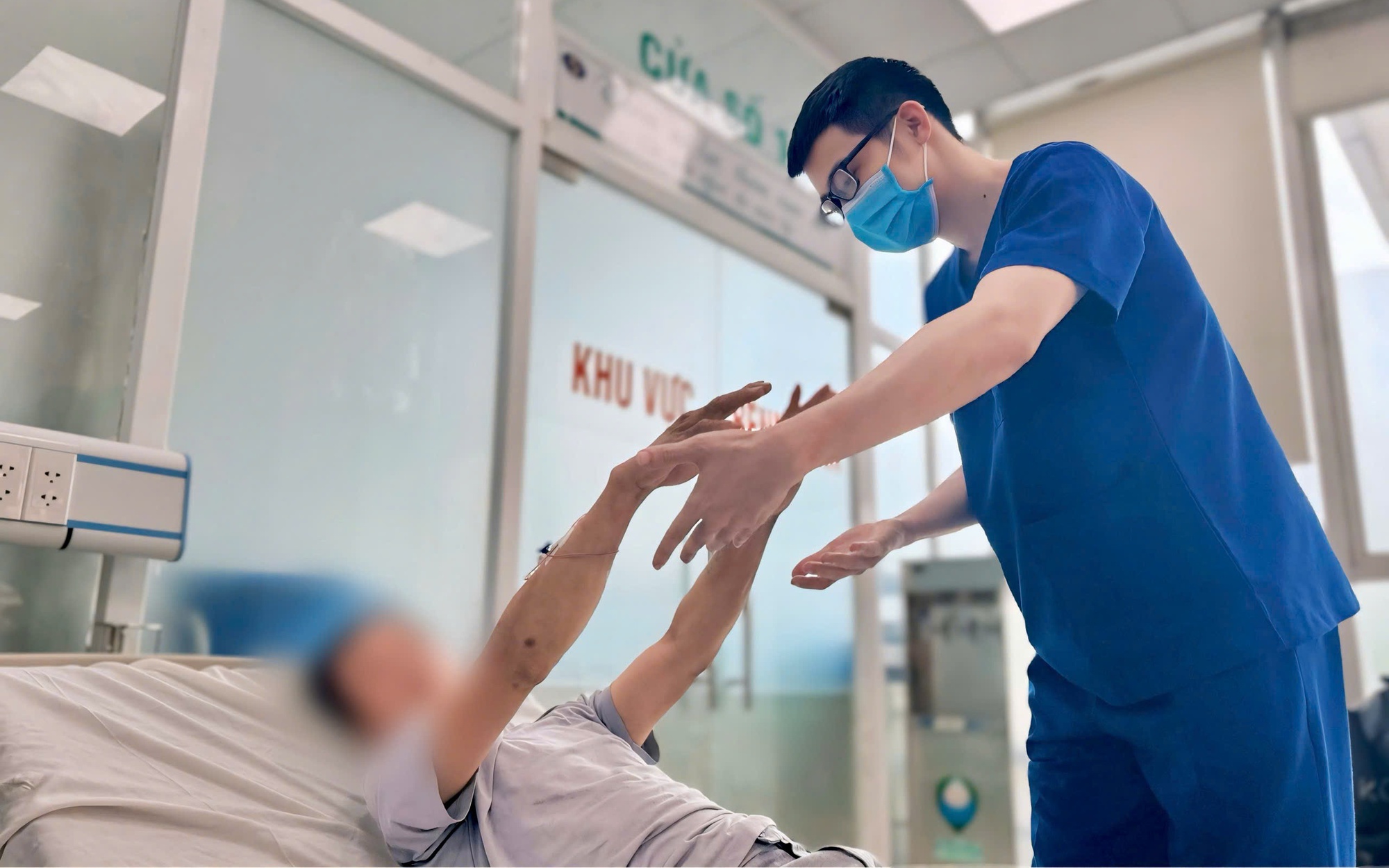 Thợ xây nguy kịch vì sốc nhiệt sau ngày làm việc ngoài trời nắng nóng