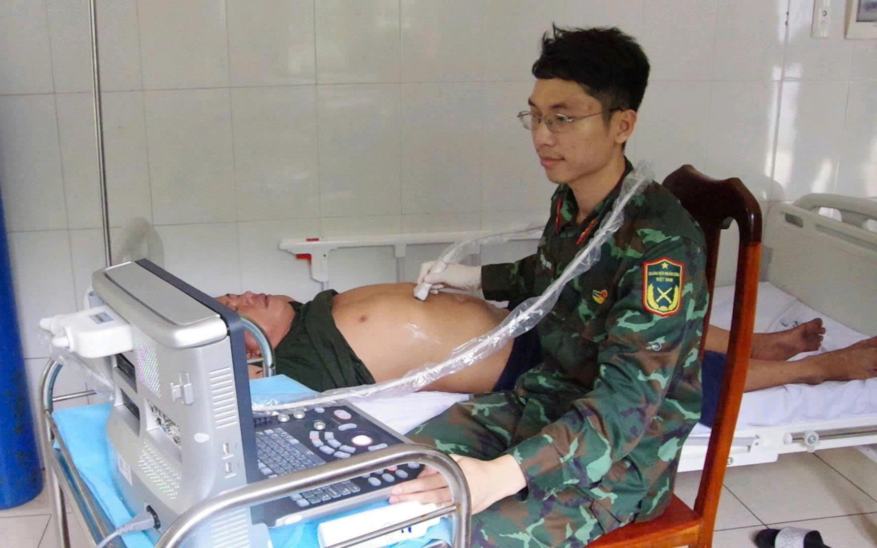 Bác sĩ  đảo Trường Sa cấp cứu ngư dân bị đau quặn thận