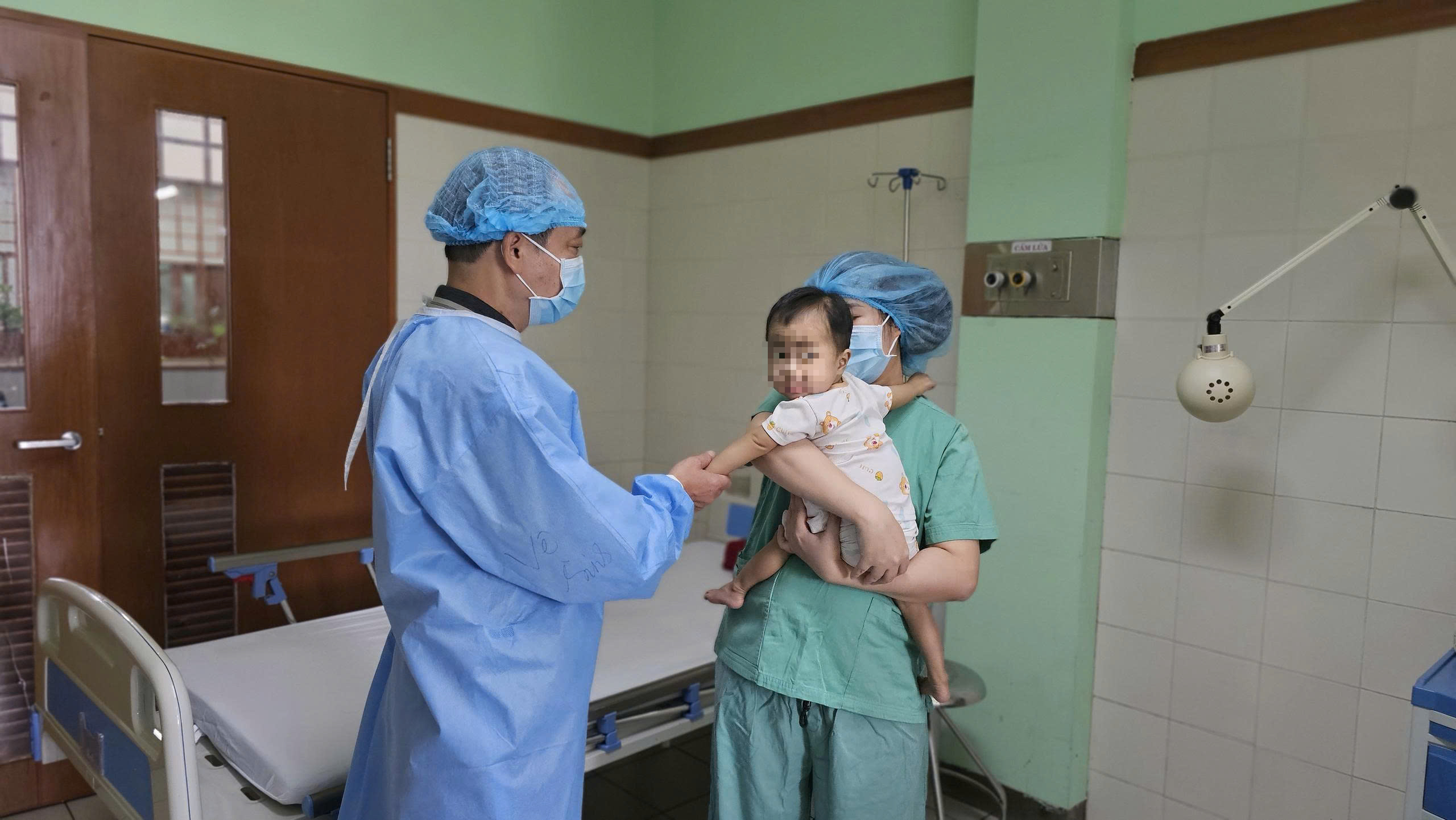 Bệnh nhi nhỏ tuổi nhất ghép gan tại Bệnh viện Trung ương Huế hồi sinh kỳ diệu- Ảnh 3. Bệnh nhi nhỏ tuổi nhất ghép gan tại Bệnh viện Trung ương Huế hồi sinh kỳ diệu- Ảnh 3.