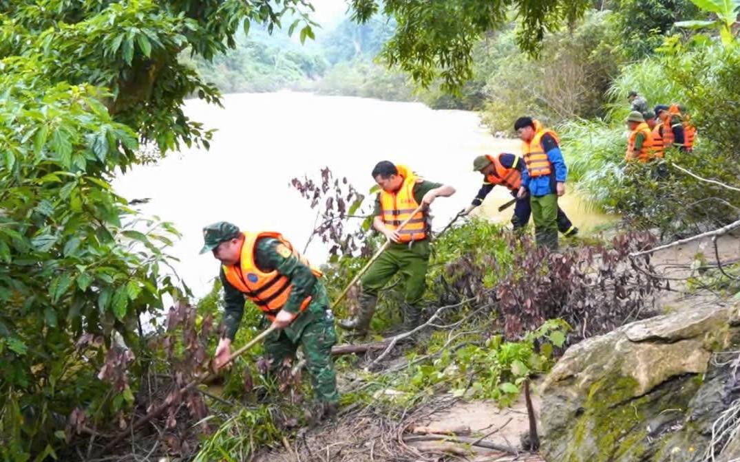Tự bơi từ Trung Quốc về, đôi vợ chồng trẻ mất tích giữa sông Chảy