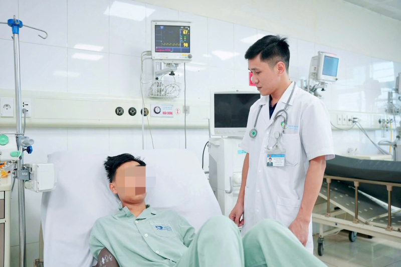 Chạy đua với thời gian cứu nam thanh niên bị thang máy kẹp cổ- Ảnh 1. Chạy đua với thời gian cứu nam thanh niên bị thang máy kẹp cổ- Ảnh 1.
