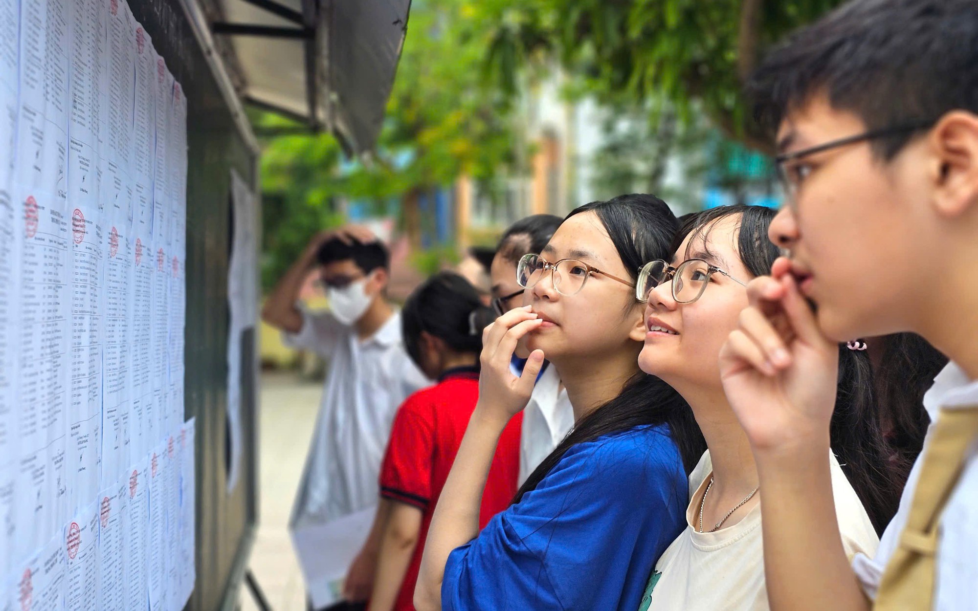 Hà Nội "nóng" cùng sĩ tử làm thủ tục thi vào lớp 10