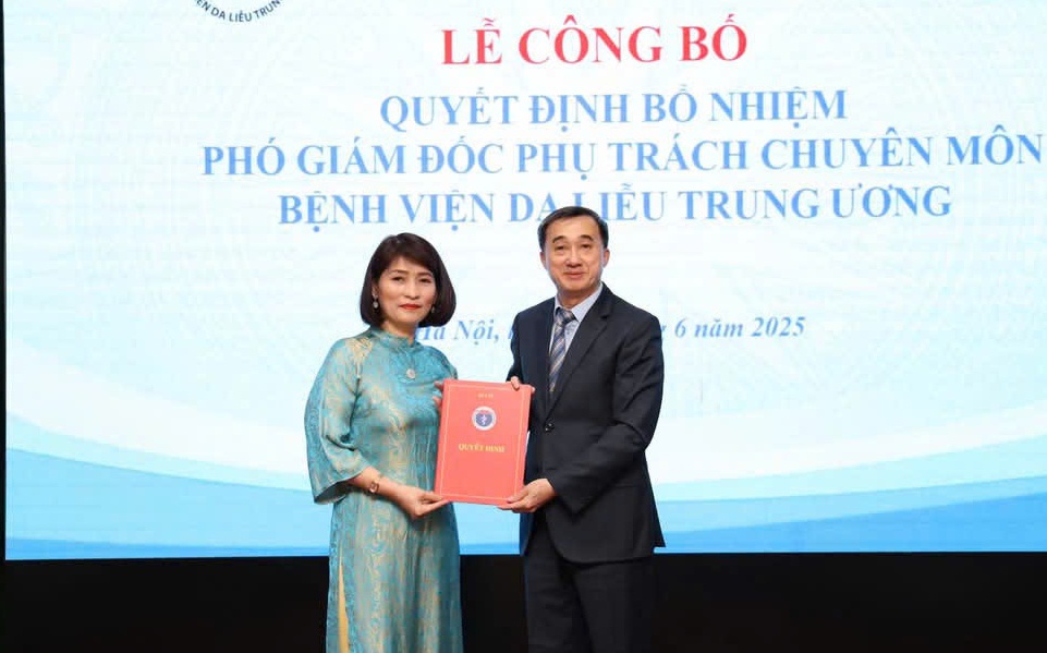 Bệnh viện Hữu nghị Việt Nam - Cu Ba Đồng Hới có tân Phó Giám đốc- Ảnh 2. Thứ trưởng Bộ Y tế trao quyết định bổ nhiệm Phó Giám đốc phụ trách chuyên môn Bệnh viện Da liễu Trung ương