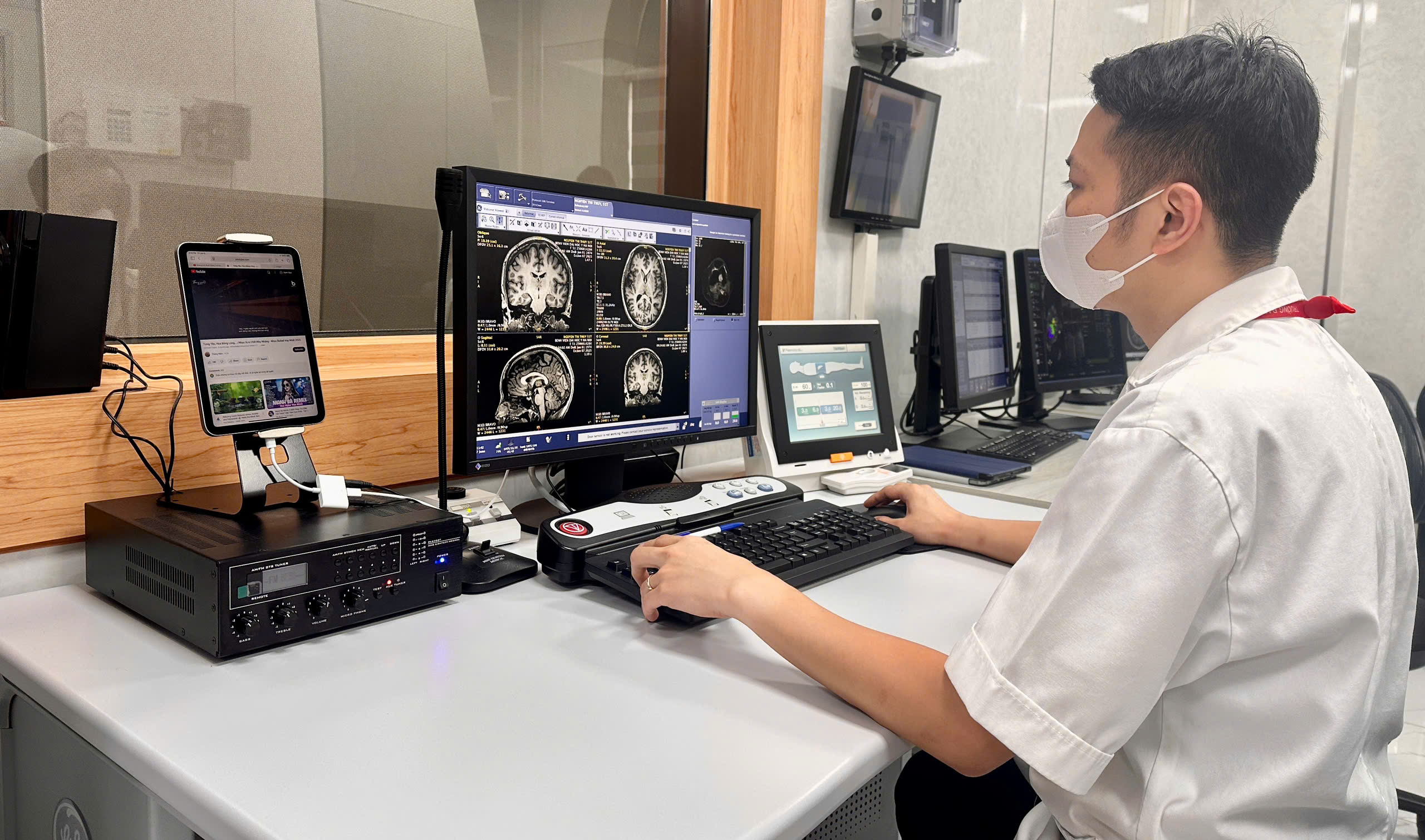 HỆ THỐNG MÁY MRI 3.0 TESLA ĐẦU TIÊN TẠI VIỆT NAM TẠI BỆNH VIỆN ĐẠI HỌC Y HÀ NỘI