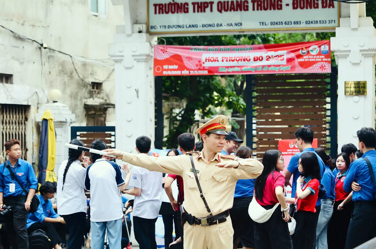 Những vòng tay yêu thương tiếp sức sĩ tử ngày thi lớp 10 Hà Nội- Ảnh 5. Những vòng tay yêu thương tiếp sức sĩ tử ngày thi lớp 10 Hà Nội- Ảnh 5.