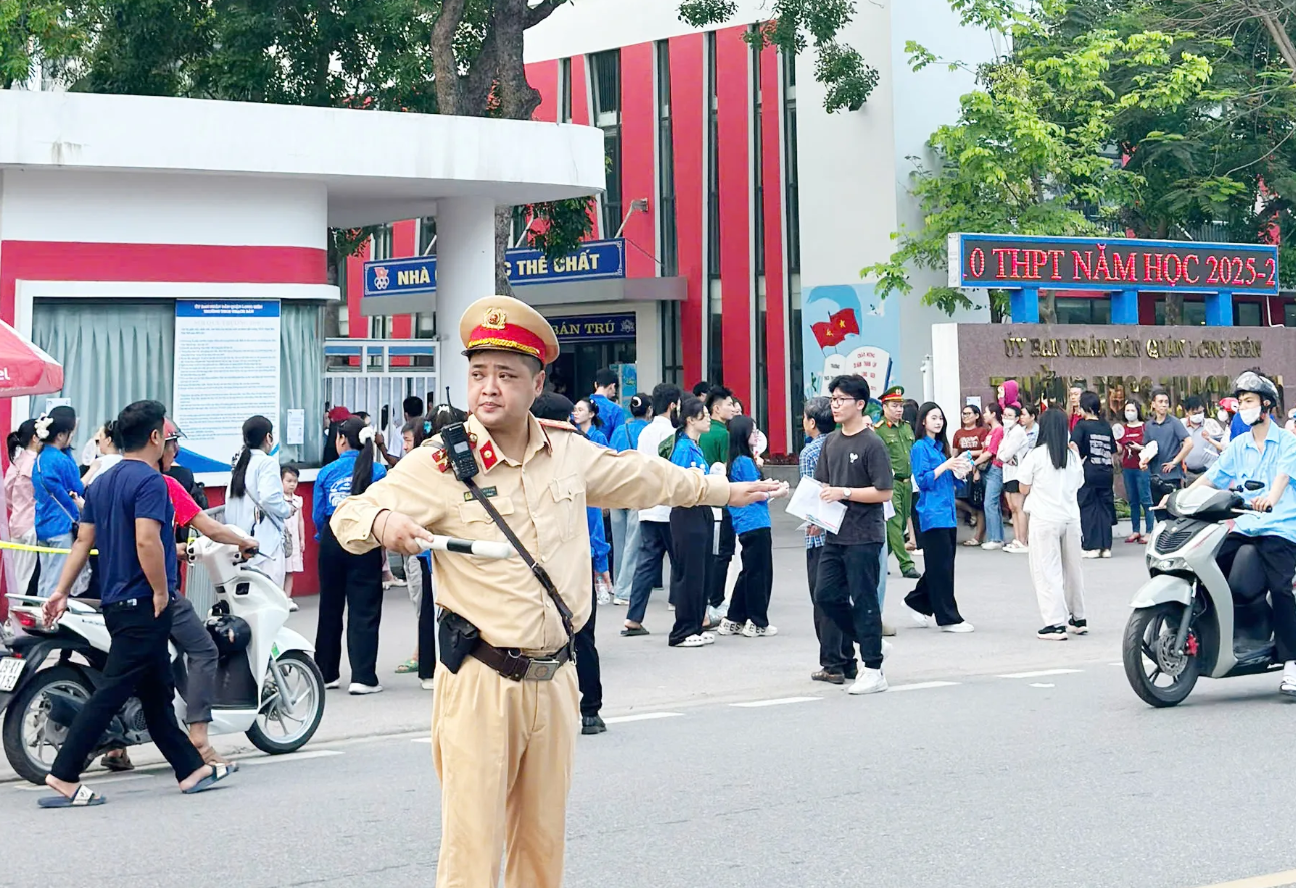 Những vòng tay yêu thương tiếp sức sĩ tử ngày thi lớp 10 Hà Nội- Ảnh 6. Những vòng tay yêu thương tiếp sức sĩ tử ngày thi lớp 10 Hà Nội- Ảnh 6.