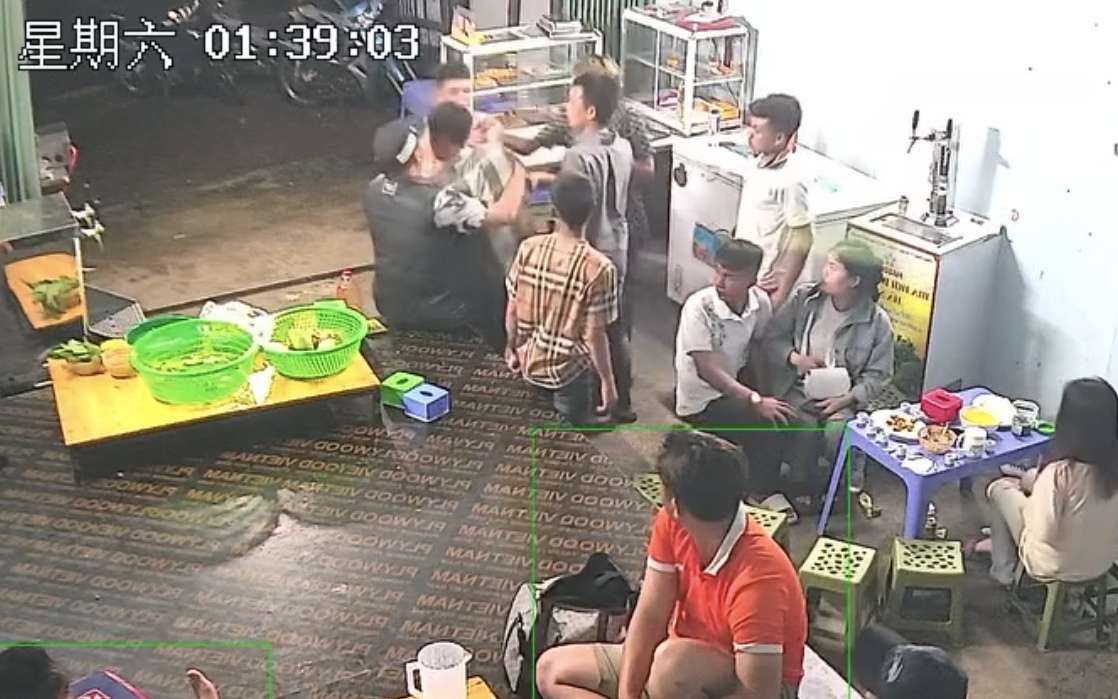 Đâm chết người vì tranh ghế ăn đêm, &quot;trai bản&quot; bị bắt khi trốn trên xà nhà