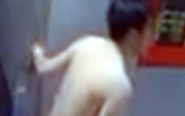 Truy tìm danh tính người đàn ông &quot;thoát y&quot;, đuổi theo một cô gái trong đêm