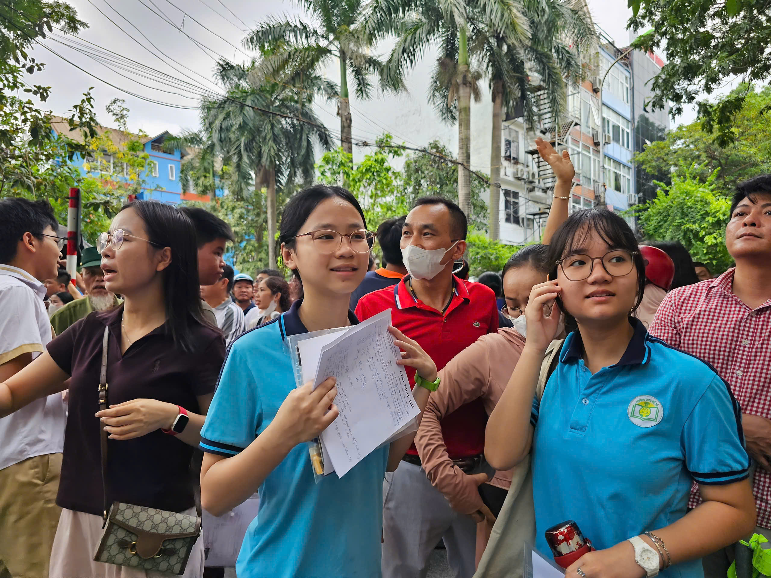 Thí sinh Hà Nội phấn khởi với đề Ngữ văn lớp 10: Hay, vừa sức và thú vị- Ảnh 4. Thí sinh Hà Nội phấn khởi với đề Ngữ văn lớp 10: Hay, vừa sức và thú vị- Ảnh 4.