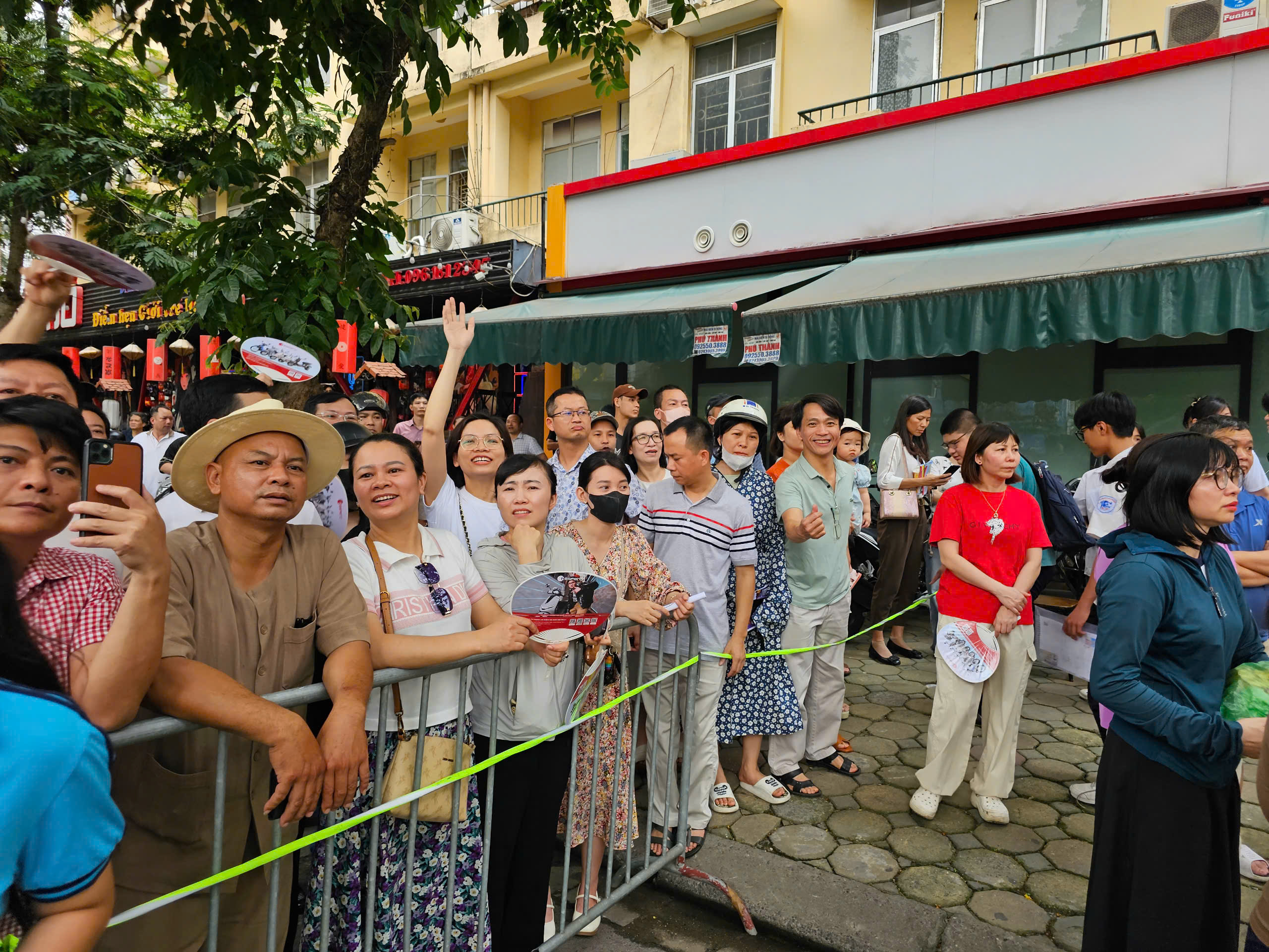 Thí sinh Hà Nội phấn khởi với đề Ngữ văn lớp 10: Hay, vừa sức và thú vị- Ảnh 6. Thí sinh Hà Nội phấn khởi với đề Ngữ văn lớp 10: Hay, vừa sức và thú vị- Ảnh 6.