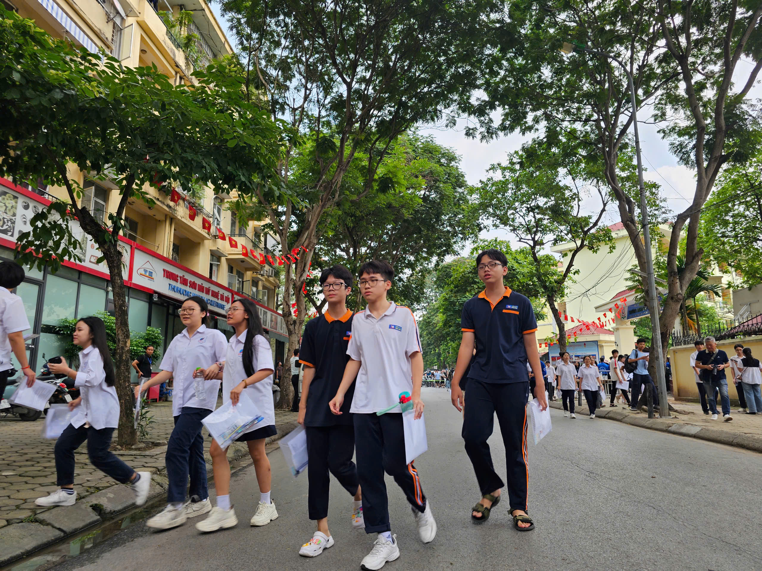 Thí sinh Hà Nội phấn khởi với đề Ngữ văn lớp 10: Hay, vừa sức và thú vị- Ảnh 5. Thí sinh Hà Nội phấn khởi với đề Ngữ văn lớp 10: Hay, vừa sức và thú vị- Ảnh 5.