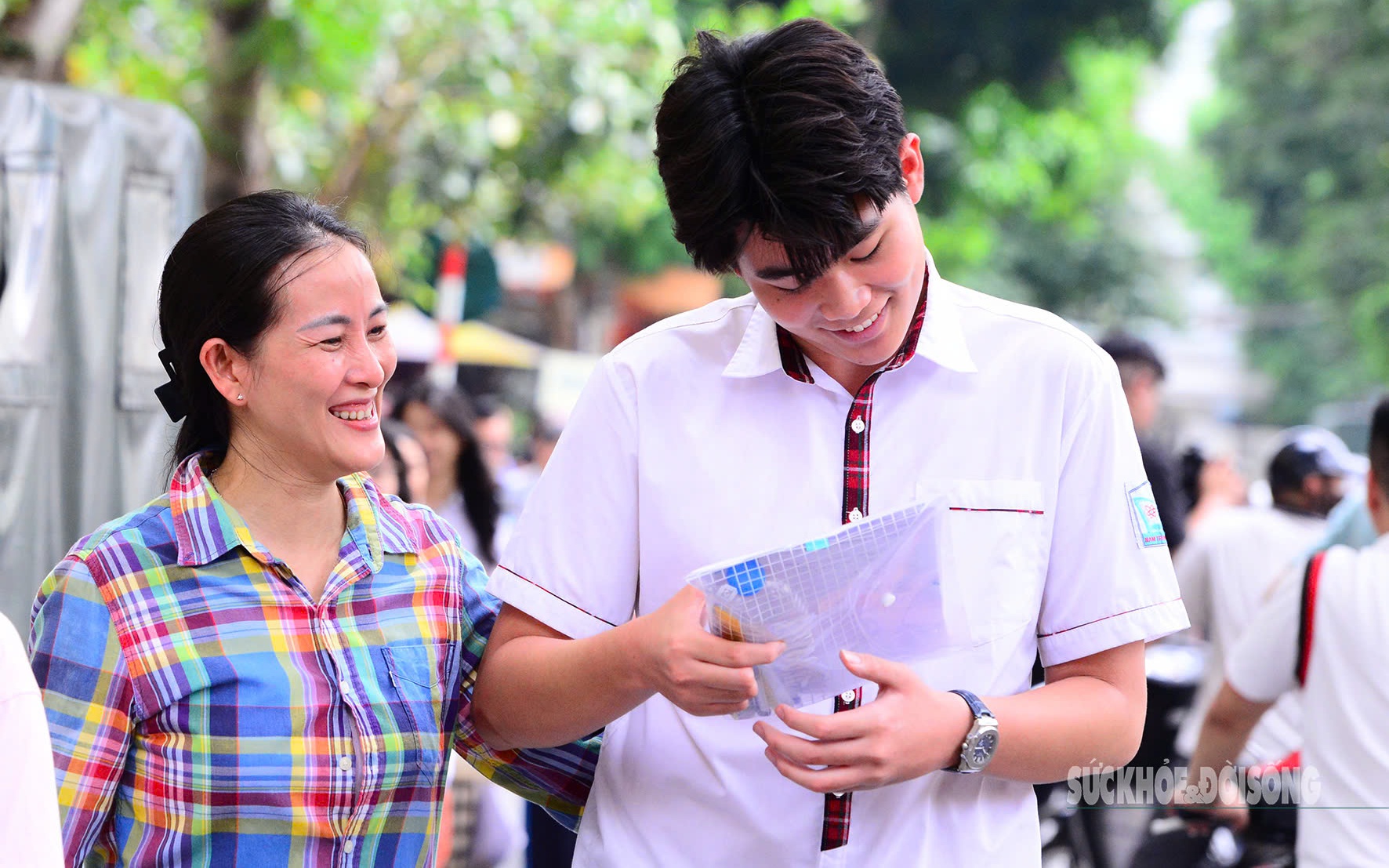 Hà Nội ngày thi lớp 10: Nơi tình yêu cha mẹ thắp sáng ước mơ con