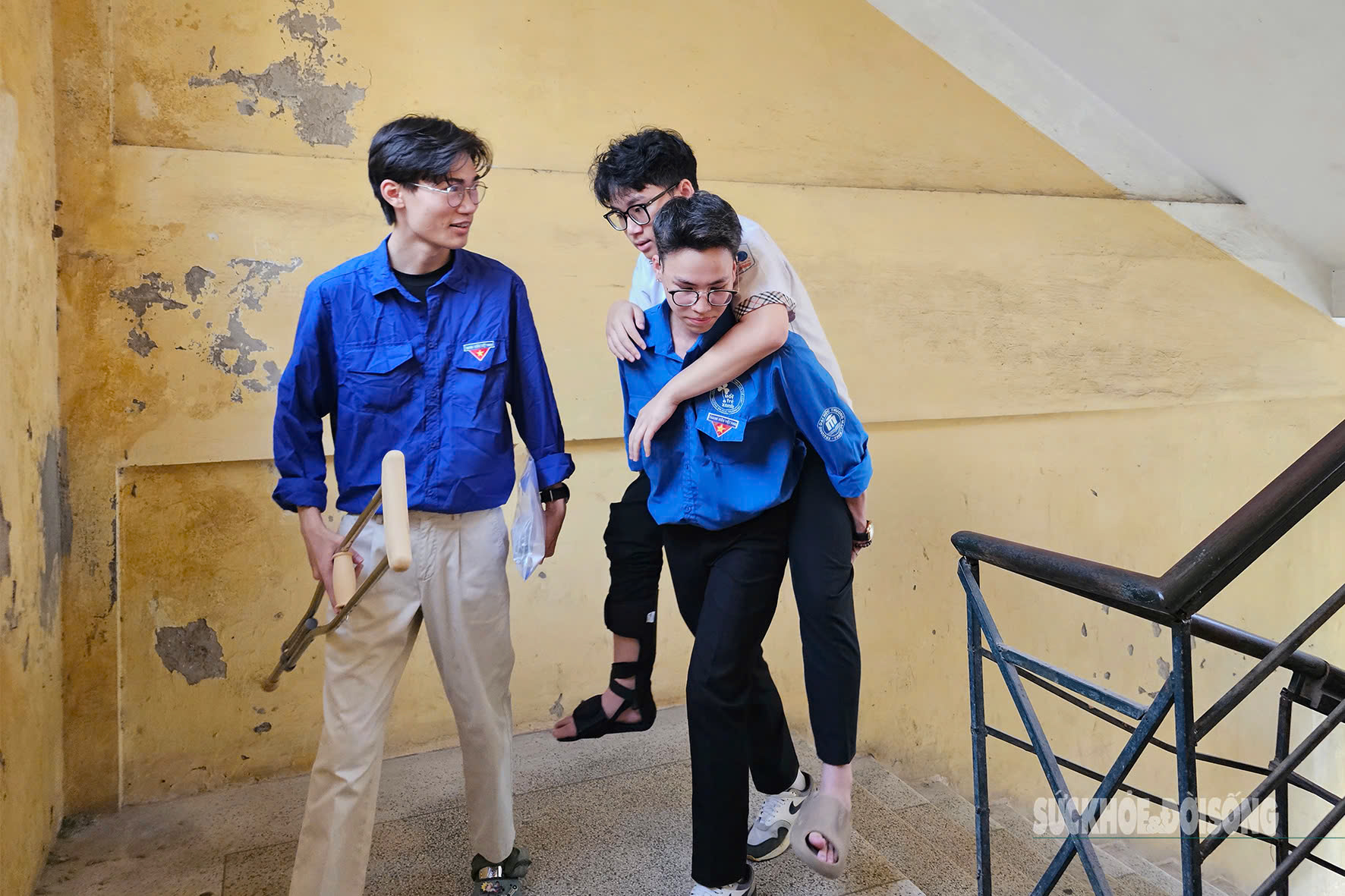 Những vòng tay yêu thương tiếp sức sĩ tử ngày thi lớp 10 Hà Nội- Ảnh 3. Những vòng tay yêu thương tiếp sức sĩ tử ngày thi lớp 10 Hà Nội- Ảnh 3.