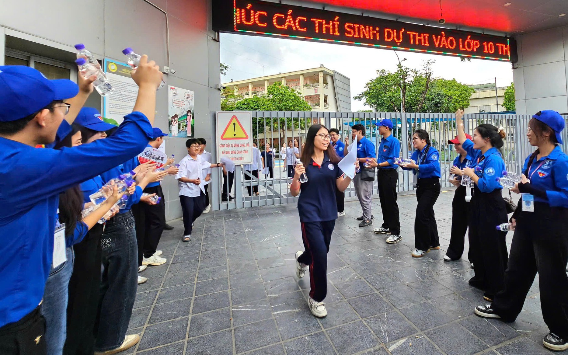 Đề tiếng Anh lớp 10 Hà Nội &quot;dễ thở&quot;: Thí sinh tự tin điểm cao