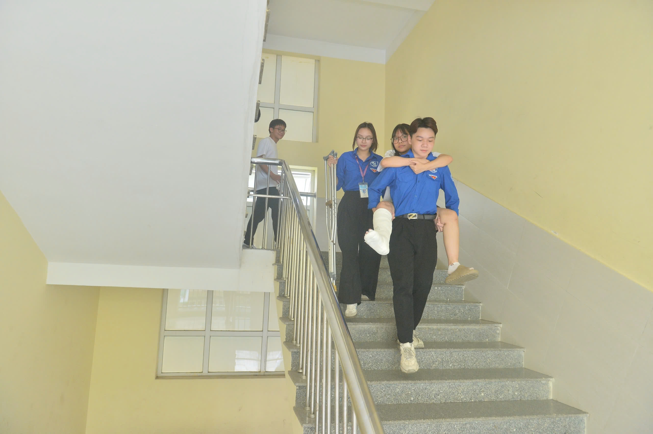 Những vòng tay yêu thương tiếp sức sĩ tử ngày thi lớp 10 Hà Nội- Ảnh 2. Những vòng tay yêu thương tiếp sức sĩ tử ngày thi lớp 10 Hà Nội- Ảnh 2.