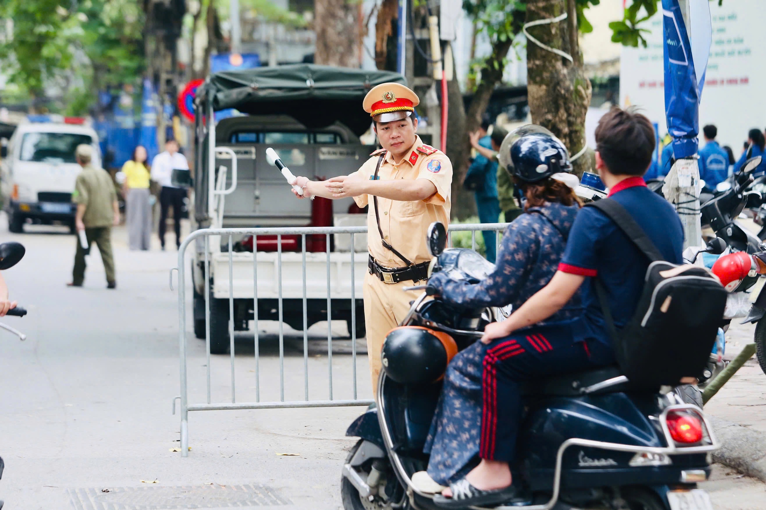Những vòng tay yêu thương tiếp sức sĩ tử ngày thi lớp 10 Hà Nội- Ảnh 7. Những vòng tay yêu thương tiếp sức sĩ tử ngày thi lớp 10 Hà Nội- Ảnh 7.