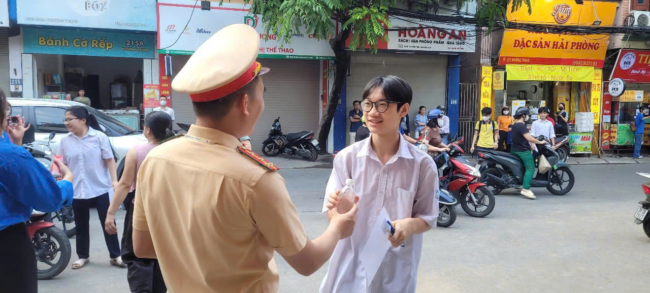 Những vòng tay yêu thương tiếp sức sĩ tử ngày thi lớp 10 Hà Nội- Ảnh 8. Những vòng tay yêu thương tiếp sức sĩ tử ngày thi lớp 10 Hà Nội- Ảnh 8.
