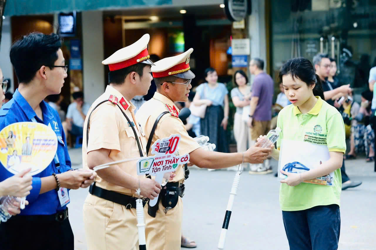 Những vòng tay yêu thương tiếp sức sĩ tử ngày thi lớp 10 Hà Nội- Ảnh 9. Những vòng tay yêu thương tiếp sức sĩ tử ngày thi lớp 10 Hà Nội- Ảnh 9.