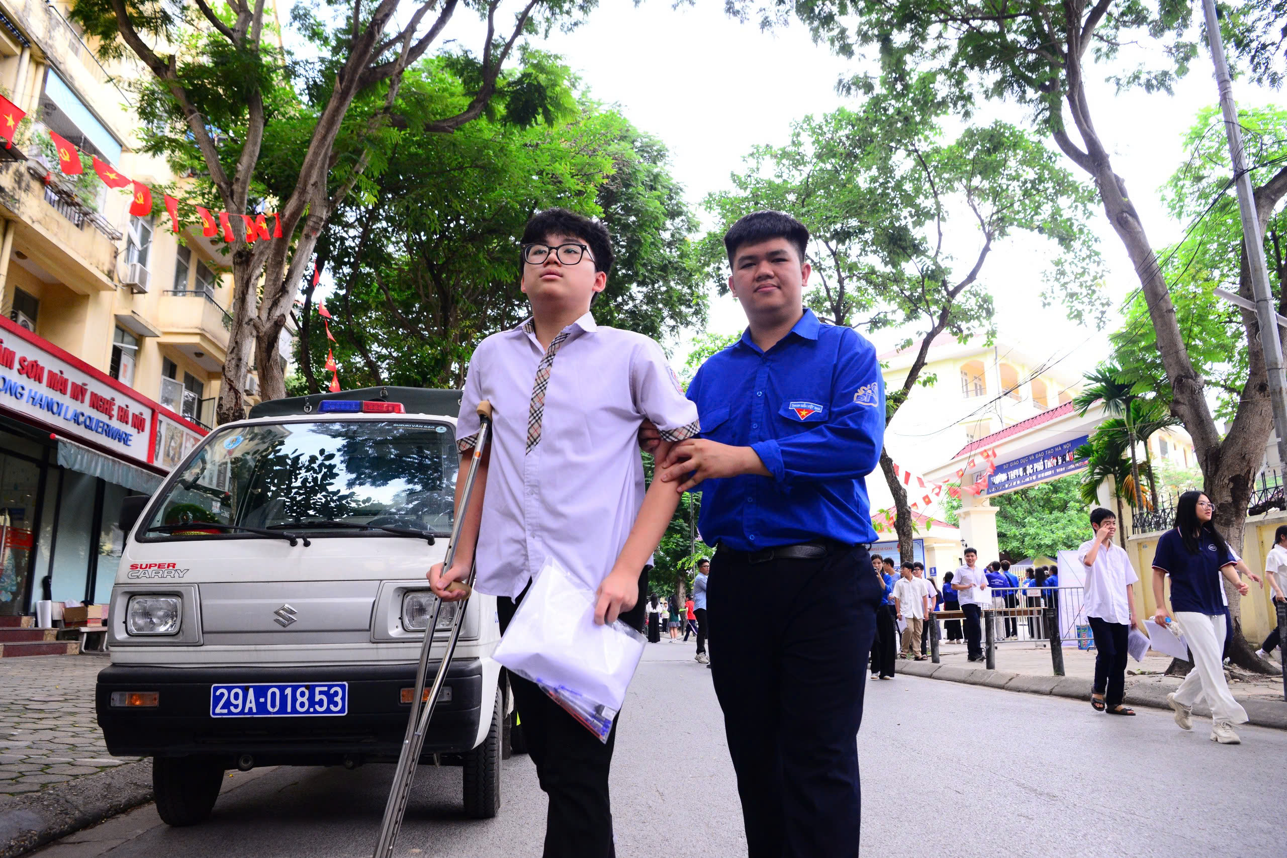 Những vòng tay yêu thương tiếp sức sĩ tử ngày thi lớp 10 Hà Nội- Ảnh 4. Những vòng tay yêu thương tiếp sức sĩ tử ngày thi lớp 10 Hà Nội- Ảnh 4.