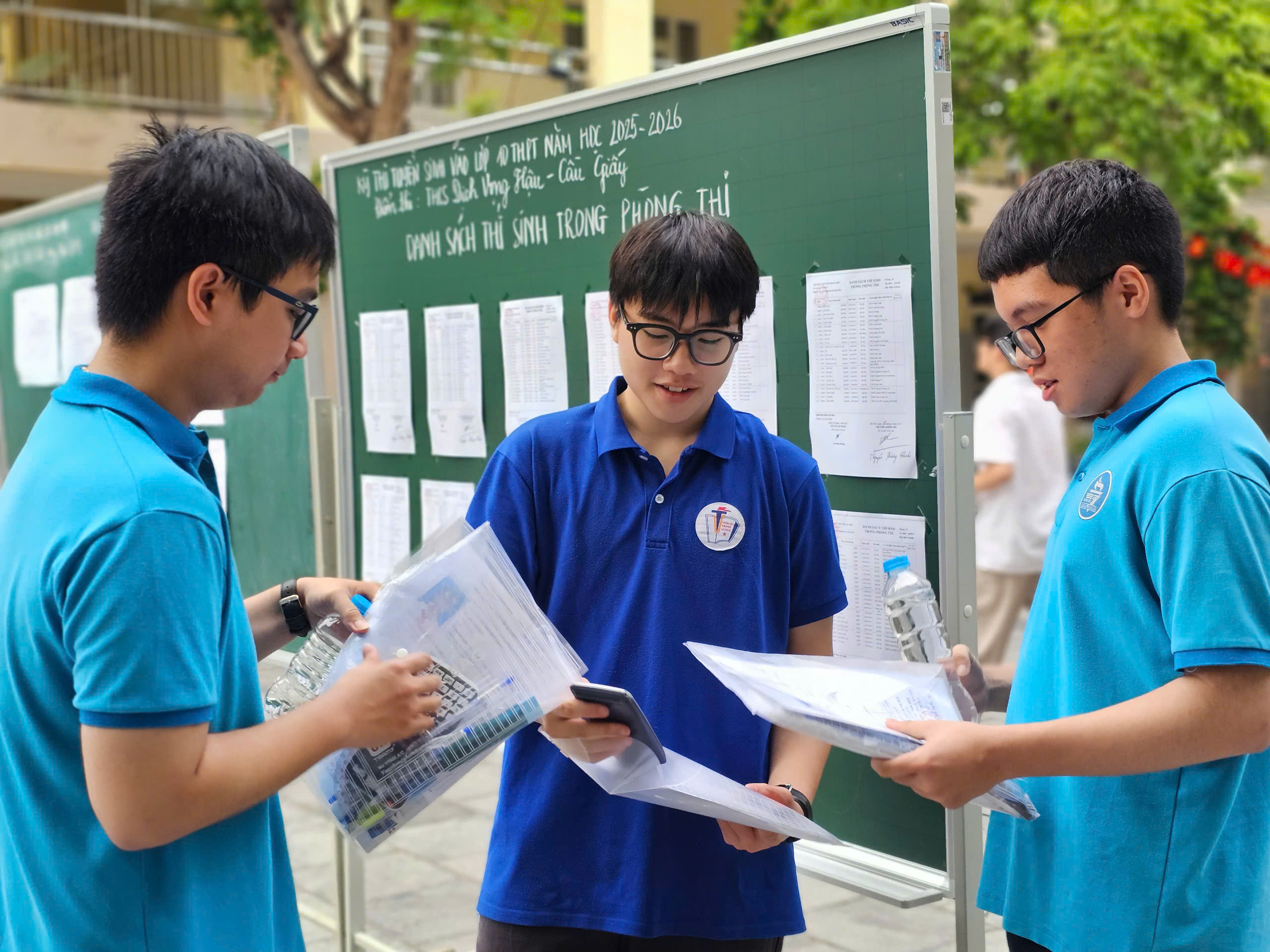 Hàng vạn thí sinh vượt ‘cửa ải’ cuối của kỳ thi vào lớp 10 ở Hà Nội- Ảnh 3. Hàng vạn thí sinh vượt ‘cửa ải’ cuối của kỳ thi vào lớp 10 ở Hà Nội- Ảnh 3.