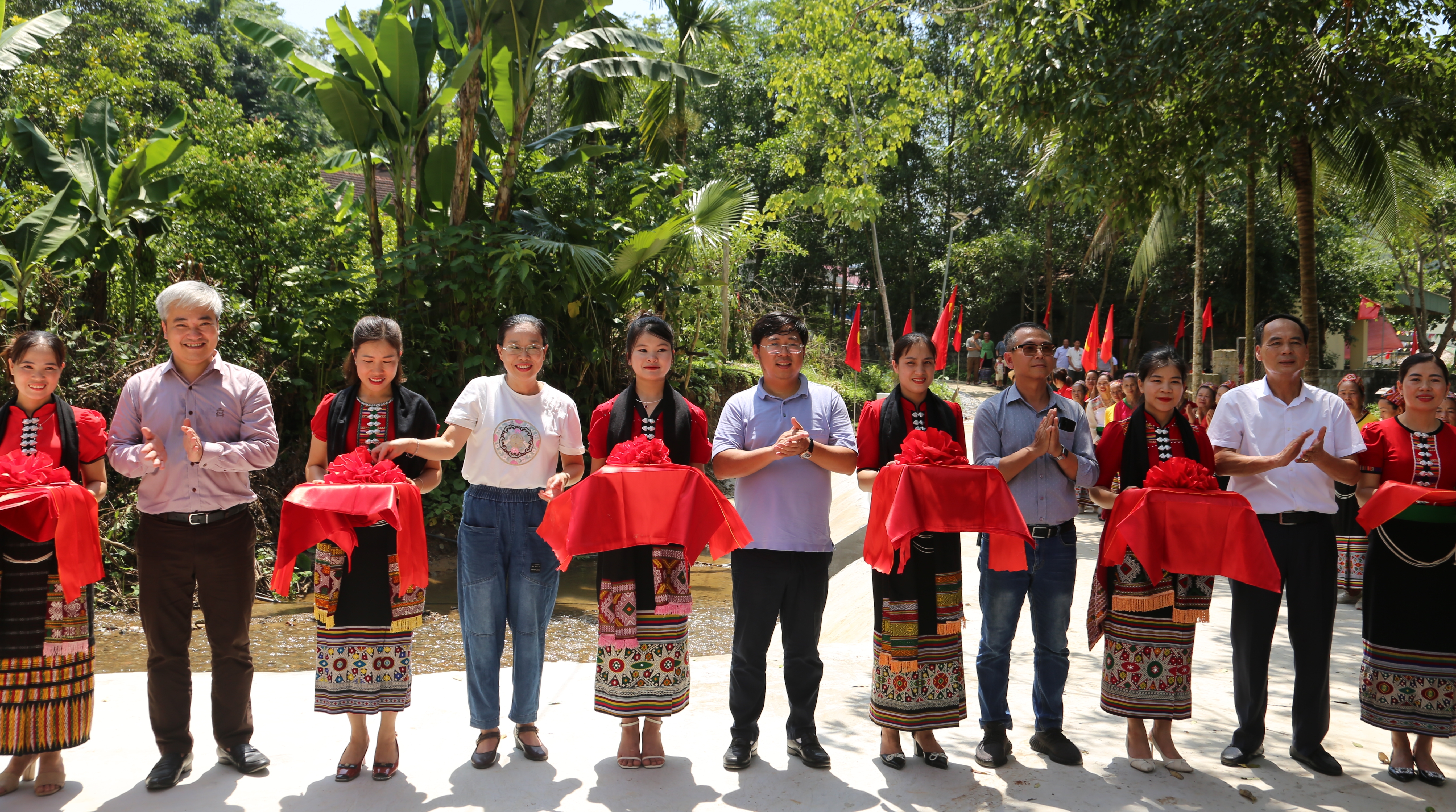 Báo Sức khỏe & Đời sống khánh thành cầu dân sinh hỗ trợ bản nghèo vùng cao Nghệ An- Ảnh 2. Báo Sức khỏe & Đời sống khánh thành cầu dân sinh hỗ trợ bản nghèo vùng cao Nghệ An- Ảnh 2.