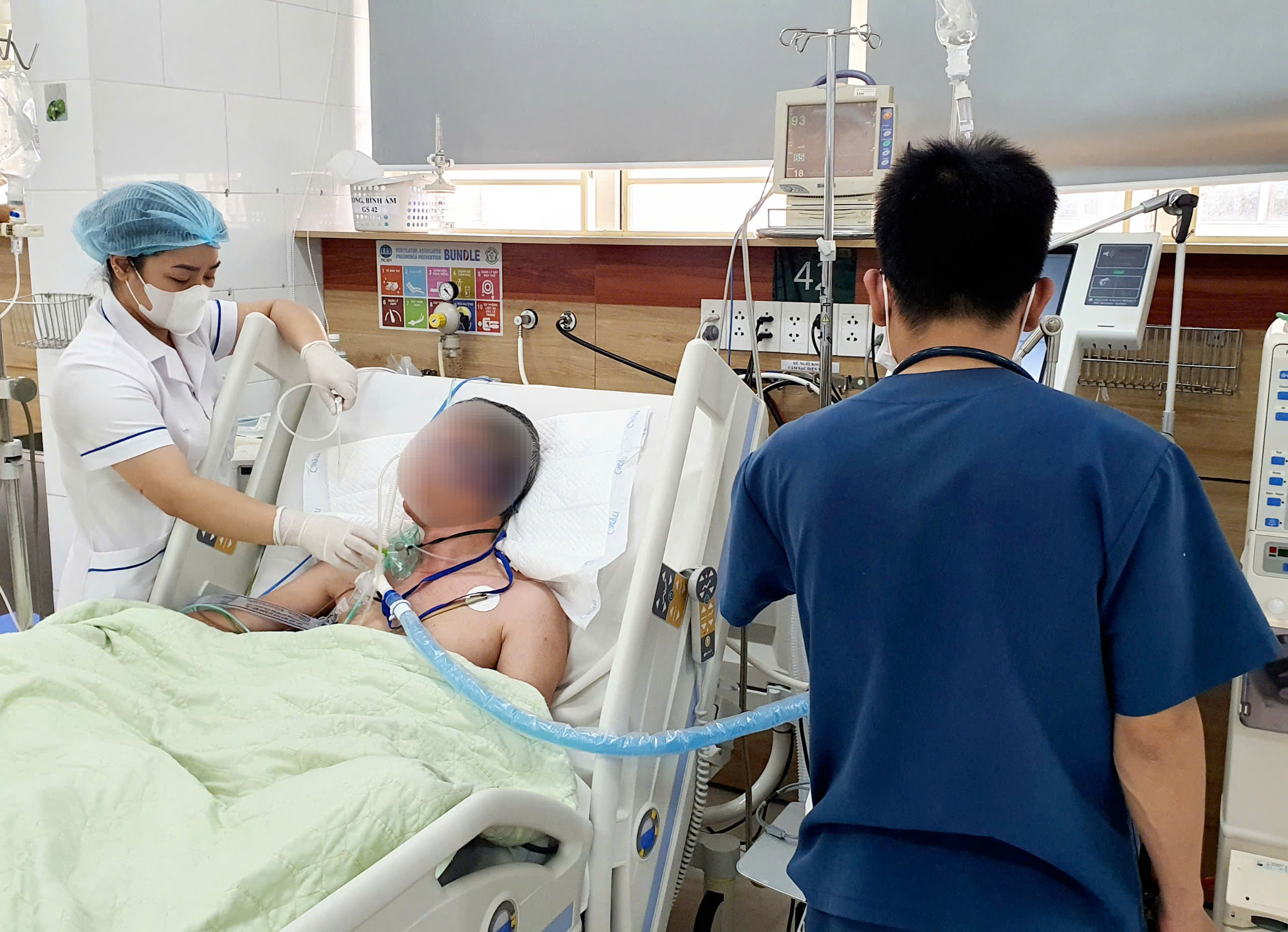 Người đàn ông thường xuyên xúc miệng bằng cồn, không may mua phải hàng giả dẫn đến hôn mê nguy kịch- Ảnh 1.