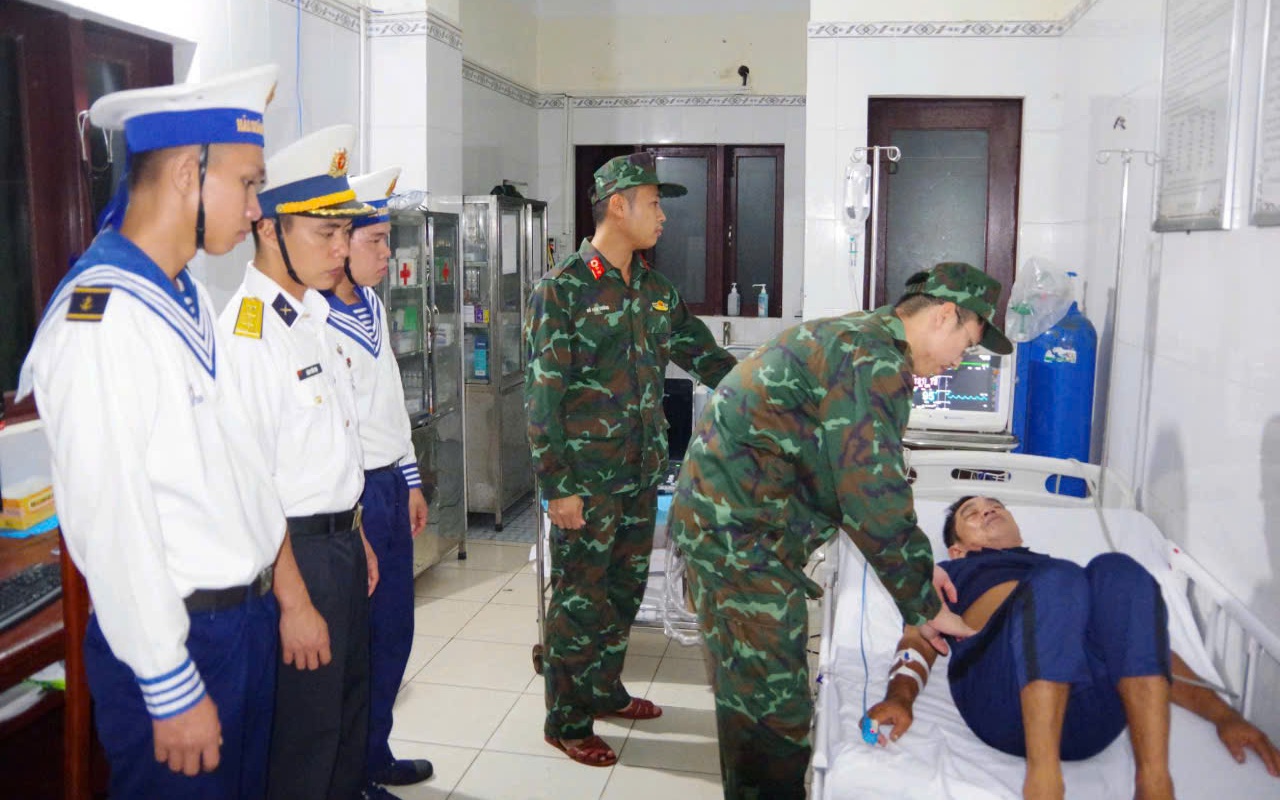 Quân y đảo Trường Sa phẫu thuật ruột thừa cho ngư dân trong đêm