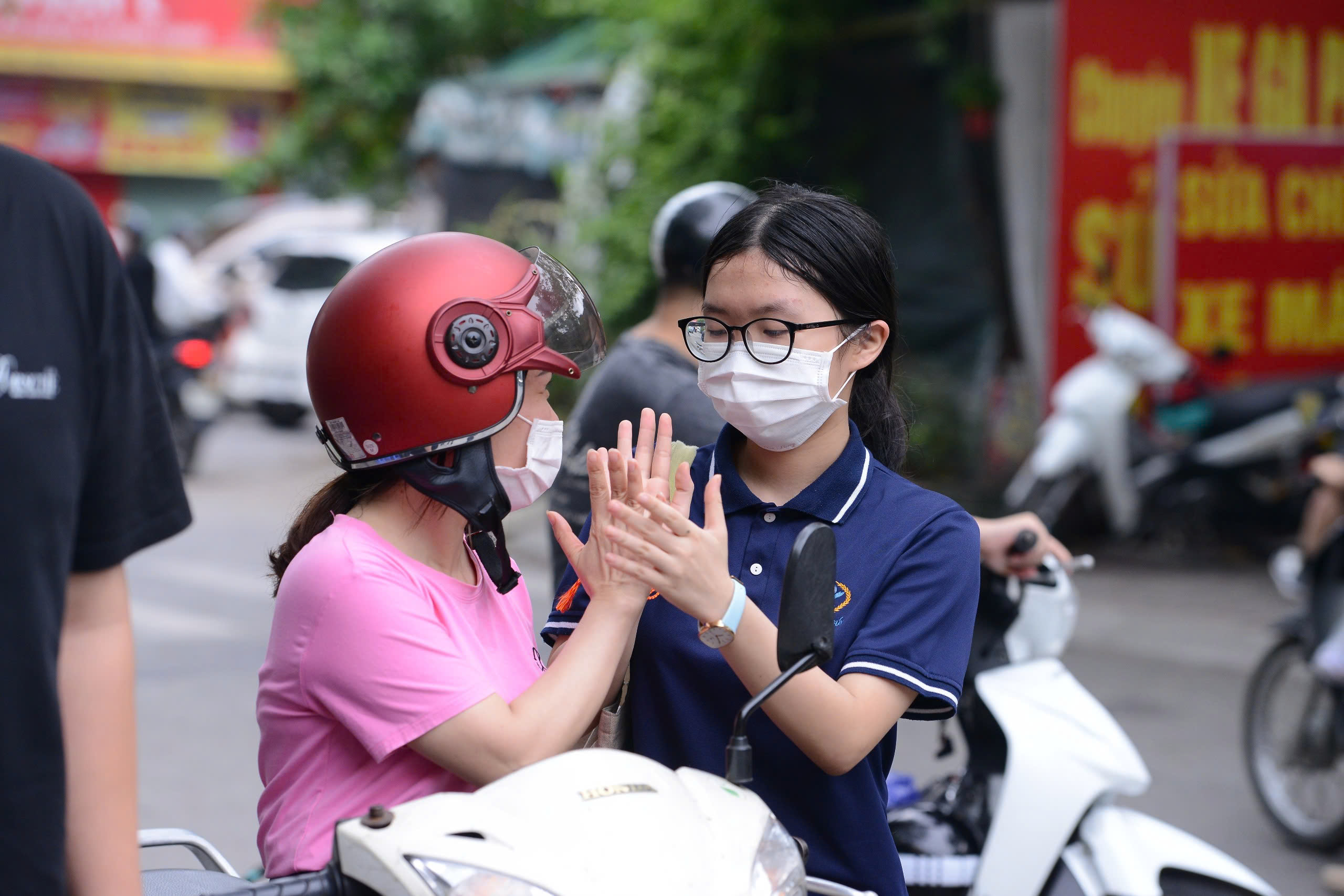 Hàng vạn thí sinh vượt ‘cửa ải’ cuối của kỳ thi vào lớp 10 ở Hà Nội- Ảnh 2. Hàng vạn thí sinh vượt ‘cửa ải’ cuối của kỳ thi vào lớp 10 ở Hà Nội- Ảnh 2.