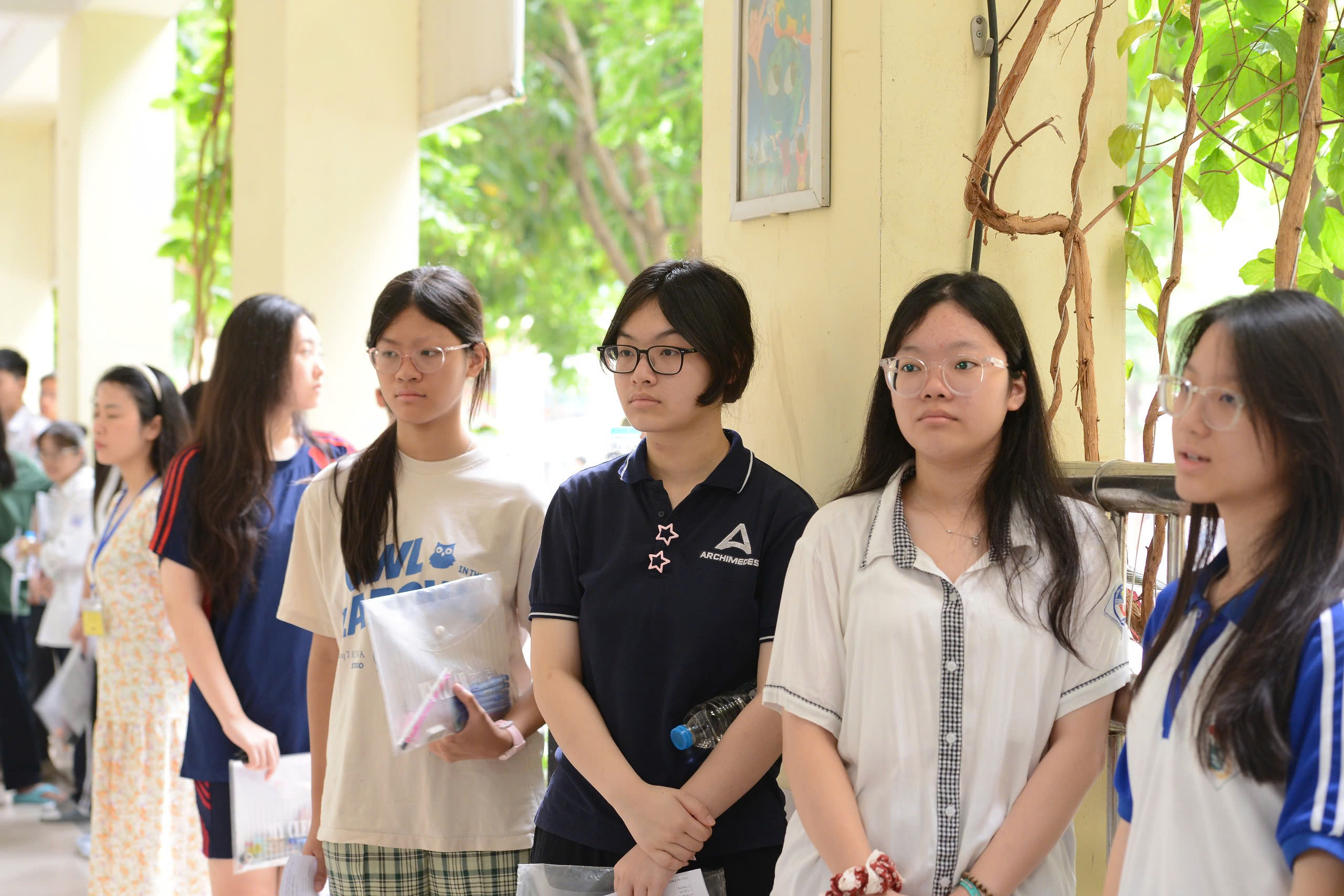 Hàng vạn thí sinh vượt ‘cửa ải’ cuối của kỳ thi vào lớp 10 ở Hà Nội- Ảnh 6. Hàng vạn thí sinh vượt ‘cửa ải’ cuối của kỳ thi vào lớp 10 ở Hà Nội- Ảnh 6.