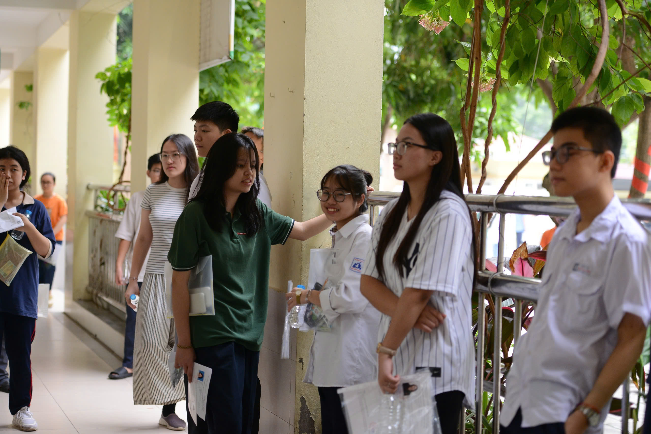 Hàng vạn thí sinh vượt ‘cửa ải’ cuối của kỳ thi vào lớp 10 ở Hà Nội- Ảnh 5. Hàng vạn thí sinh vượt ‘cửa ải’ cuối của kỳ thi vào lớp 10 ở Hà Nội- Ảnh 5.