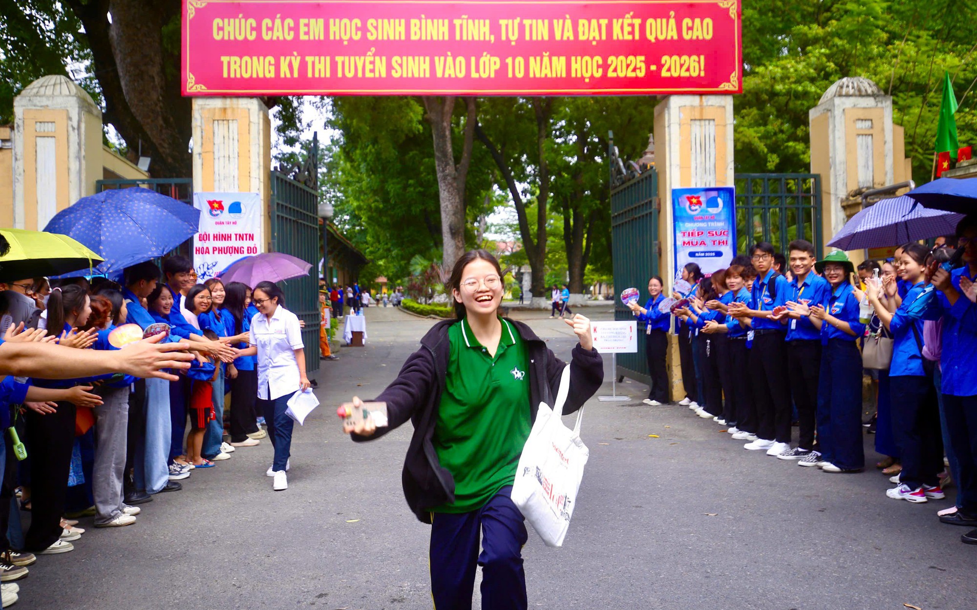 Sĩ tử Hà Nội vỡ òa cảm xúc sau khi hoàn thành kỳ thi vào lớp 10