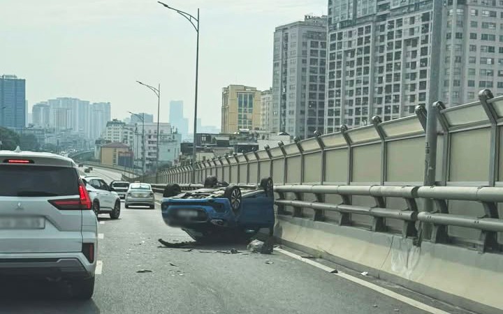 Ô tô "ngửa bụng" sau tai nạn, tài xế mắc kẹt được cứu kịp thời