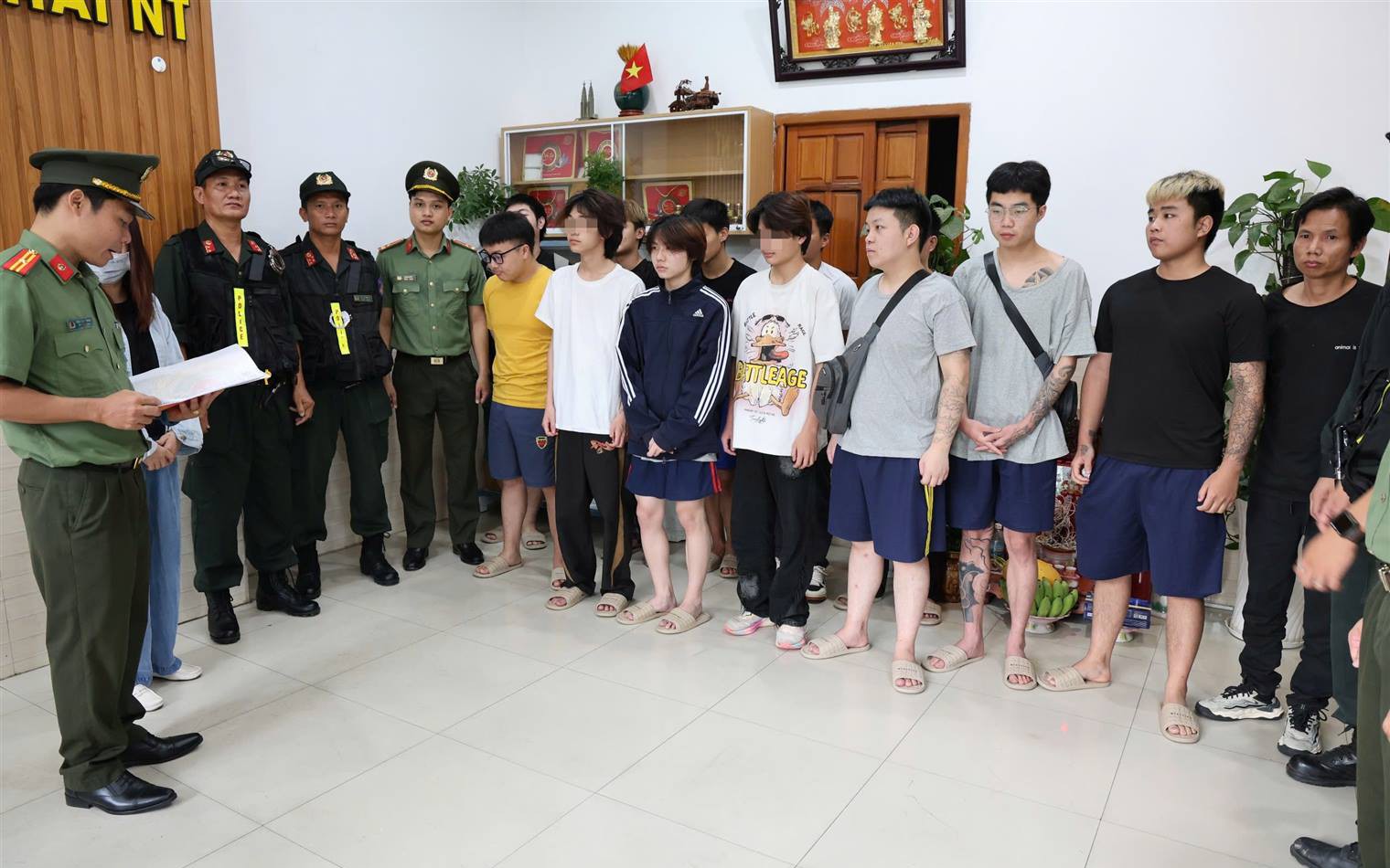 Công an Ninh Thuận trục xuất 13 người Trung Quốc về nước