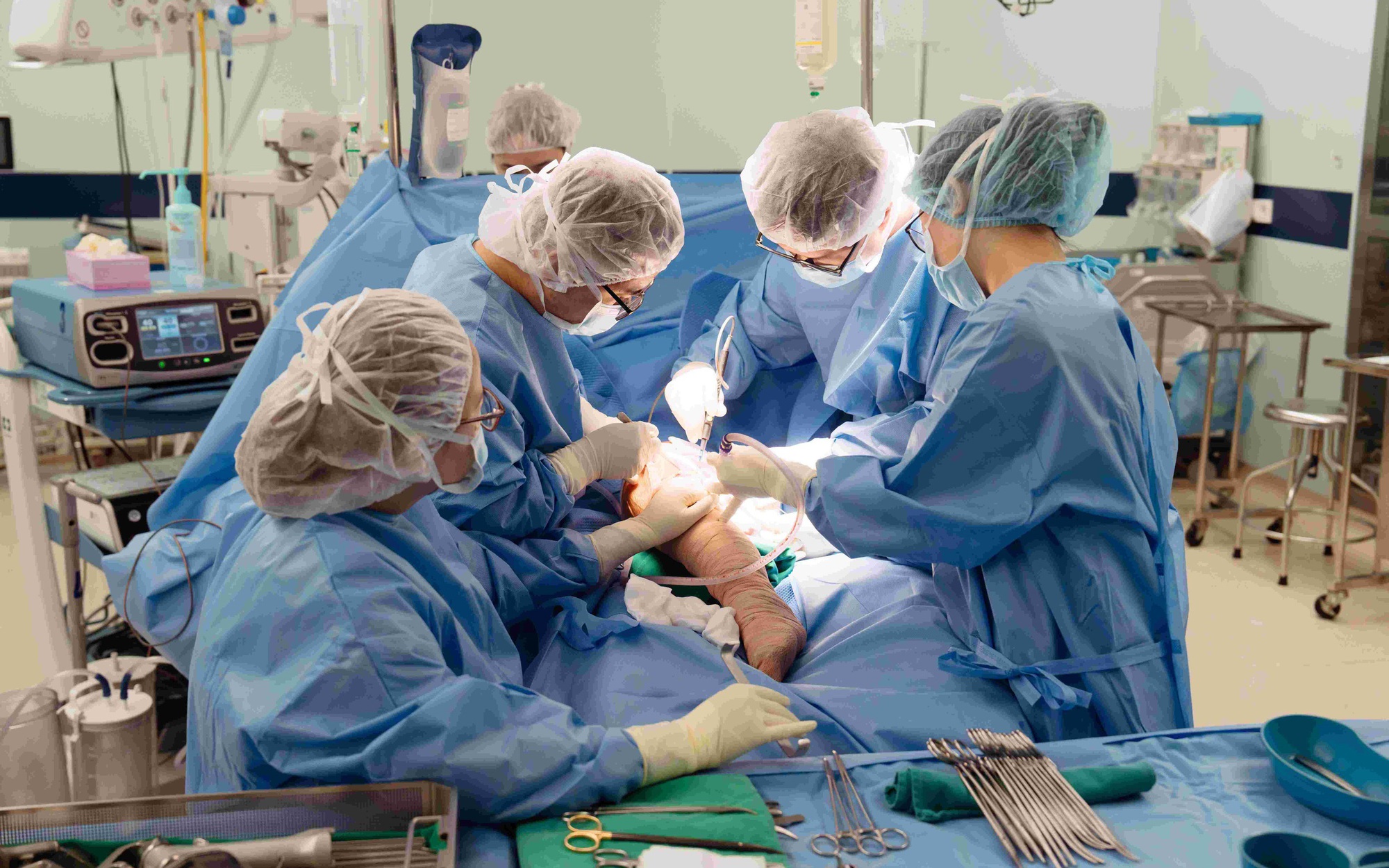 Vinmec lần đầu thay toàn bộ xương đùi cho bệnh nhi ung thư nhỏ tuổi
