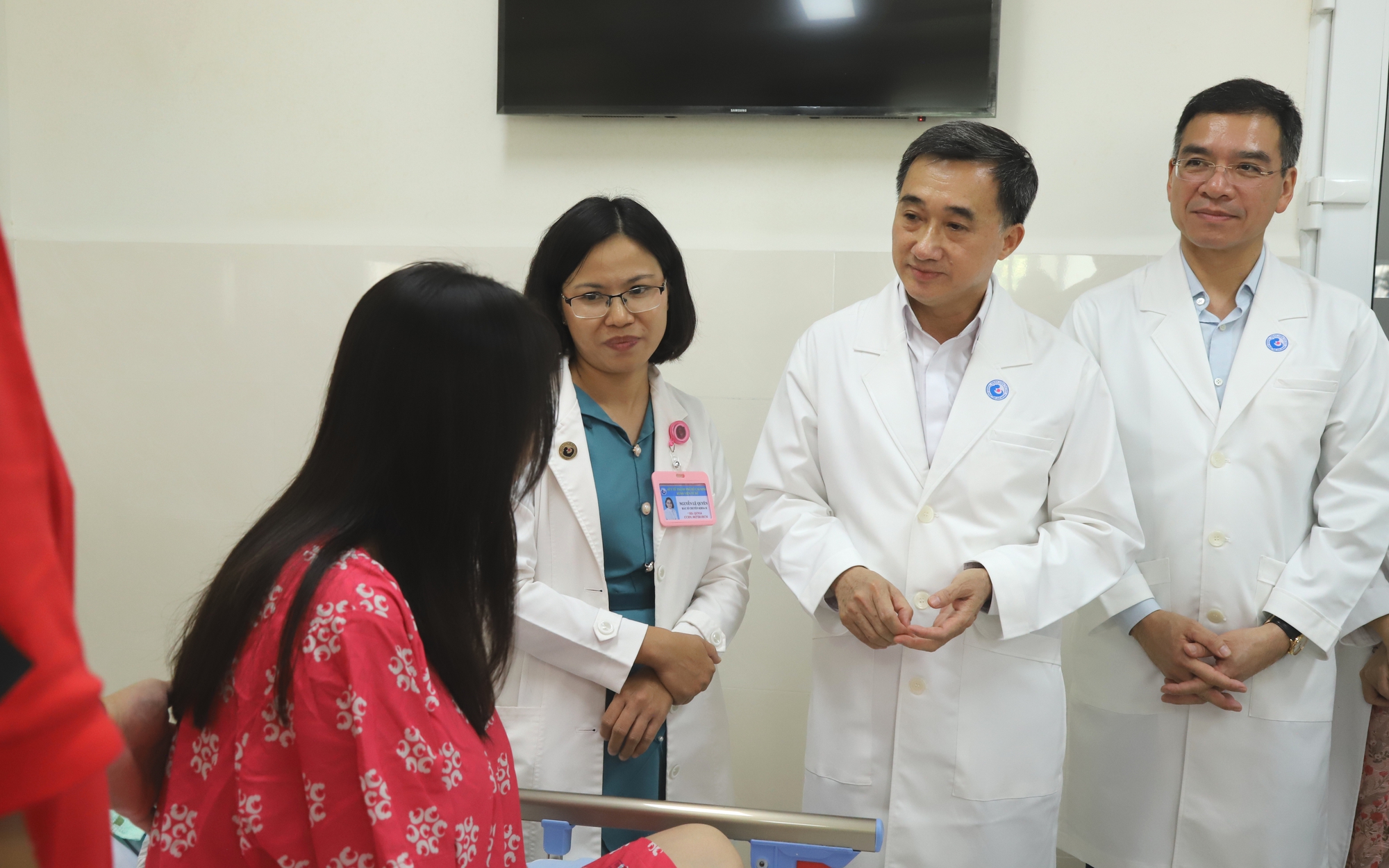 Bộ trưởng Bộ Y tế tặng Bằng khen ê- kíp thông tim bào thai cho thai phụ Singapore 