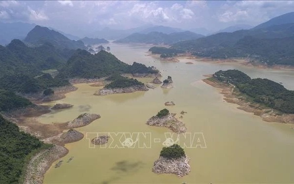 Tại sao mực nước hồ Hòa Bình xuống thấp đến mức kỷ lục?