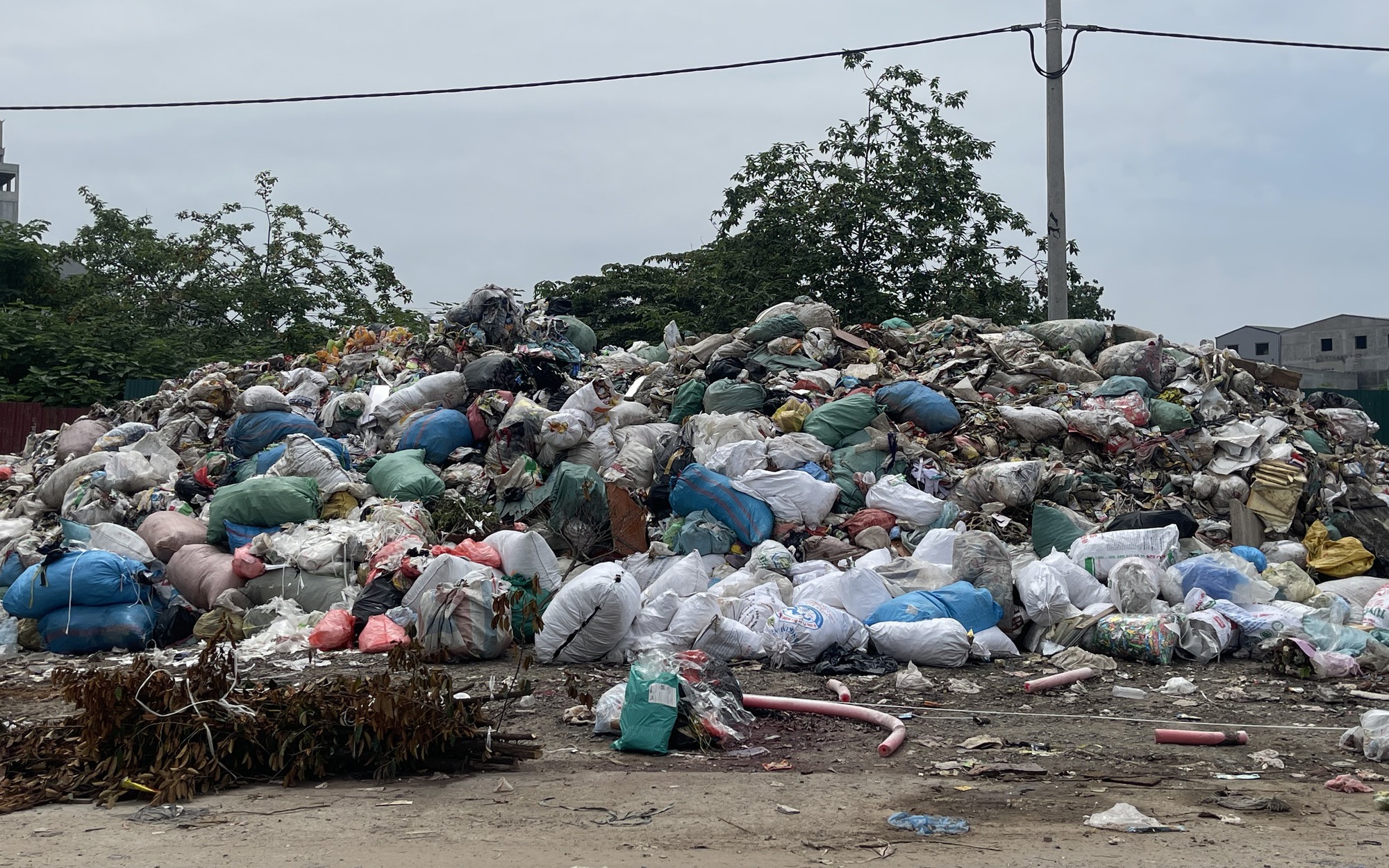 Rác thải lại chất thành &quot;núi&quot; tại La Phù, Hà Nội