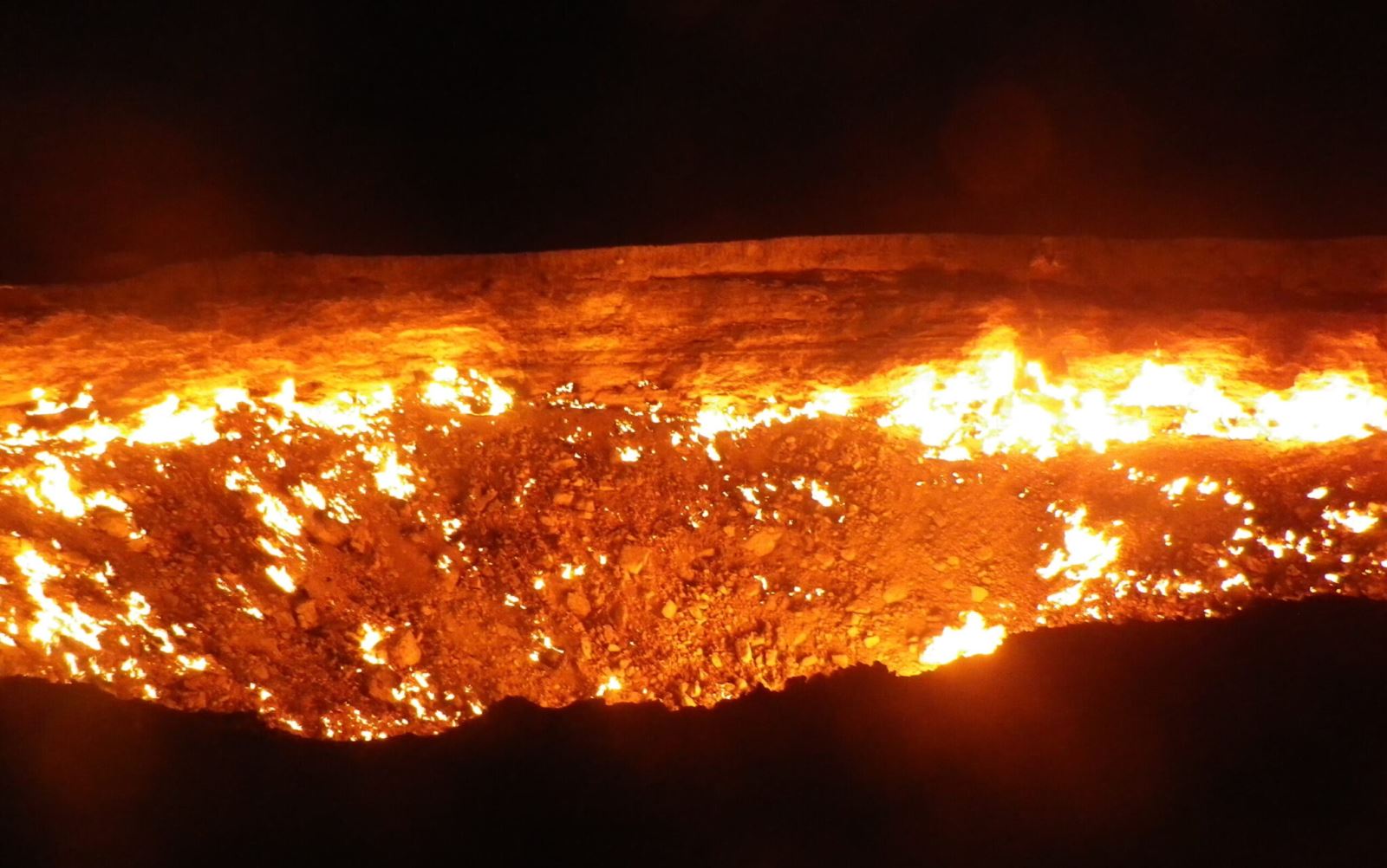 Turkmenistan dập tắt ngọn lửa 'địa ngục' sau hơn 50 năm cháy không ngừng- Ảnh 1. Turkmenistan dập tắt ngọn lửa 'địa ngục' sau hơn 50 năm cháy không ngừng- Ảnh 1.