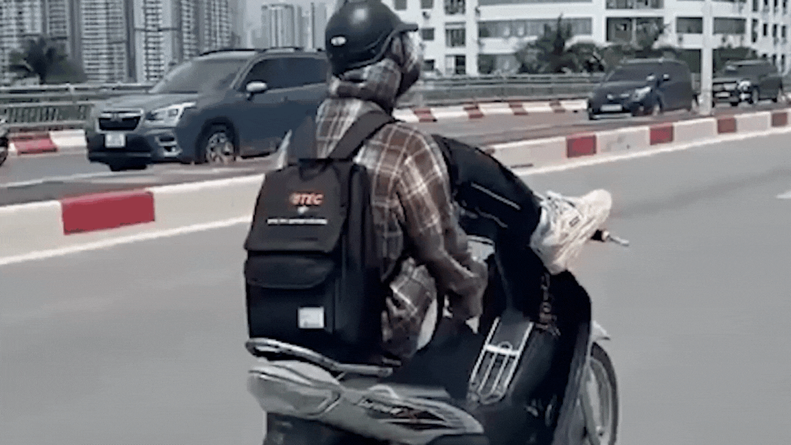 Video thanh niên dùng chân lái xe máy trên cầu vượt tại Hà Nội- Ảnh 2. Video thanh niên dùng chân lái xe máy trên cầu vượt tại Hà Nội- Ảnh 2.