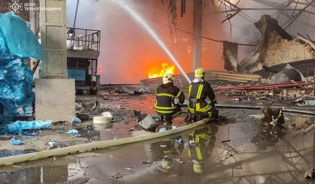 Nga tấn công quy mô lớn vào miền Tây Ukraine- Ảnh 1. Nga tấn công quy mô lớn vào miền Tây Ukraine- Ảnh 1.