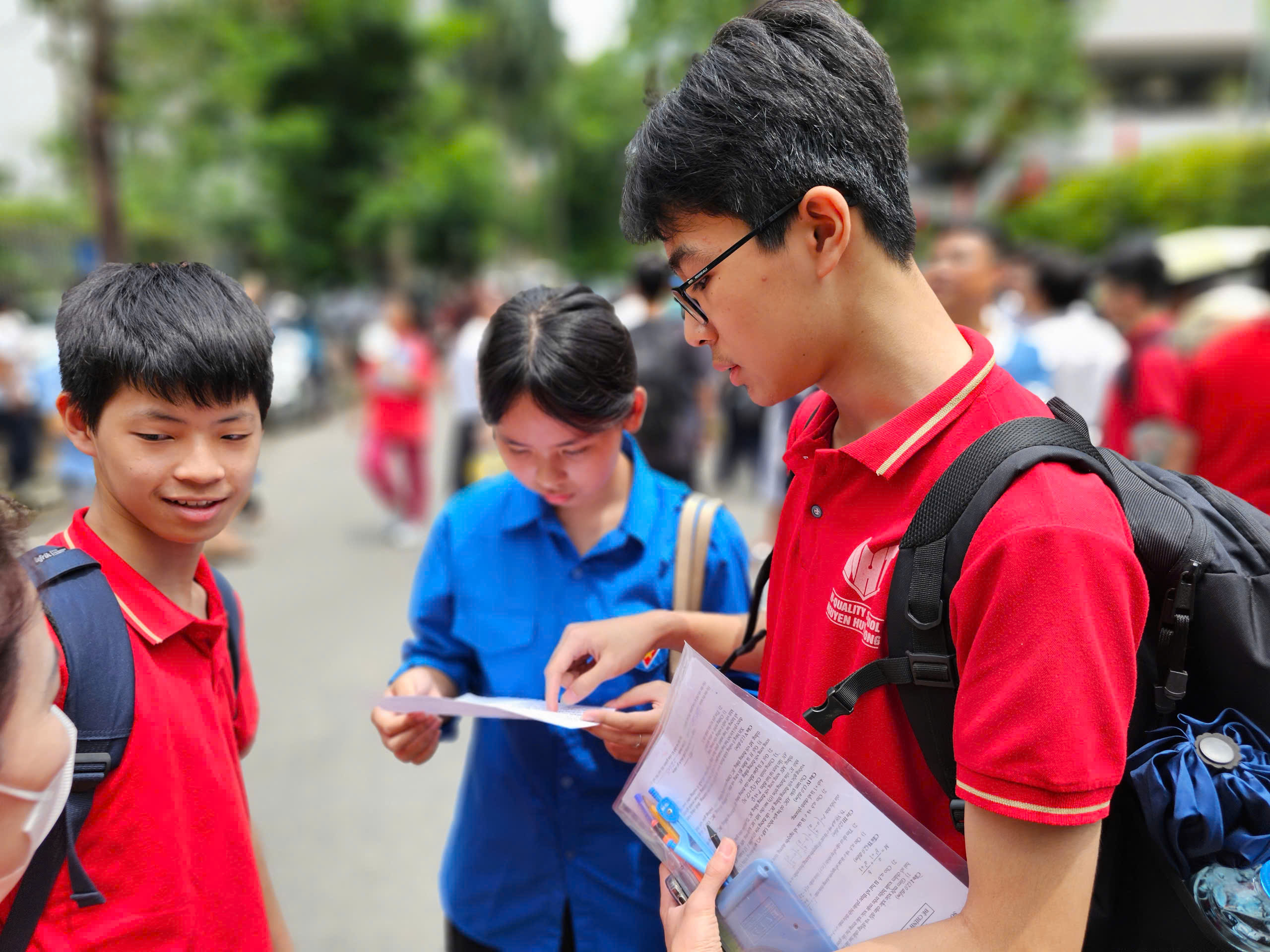 Thí sinh thở phào nhẹ nhõm, hoàn thành kỳ thi lớp 10 chuyên Hà Nội- Ảnh 6. Thí sinh thở phào nhẹ nhõm, hoàn thành kỳ thi lớp 10 chuyên Hà Nội- Ảnh 6.