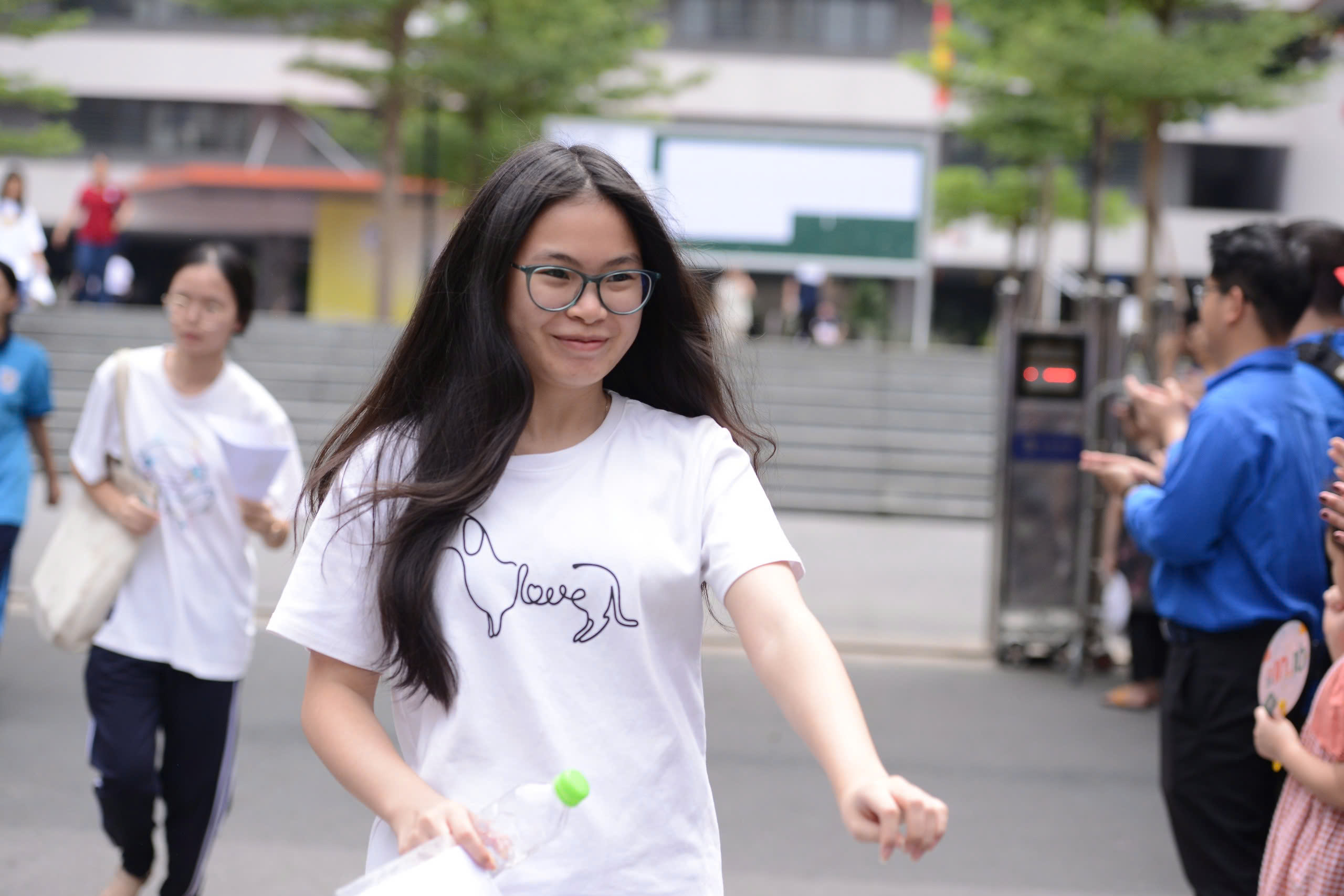 Thí sinh thở phào nhẹ nhõm, hoàn thành kỳ thi lớp 10 chuyên Hà Nội- Ảnh 4. Thí sinh thở phào nhẹ nhõm, hoàn thành kỳ thi lớp 10 chuyên Hà Nội- Ảnh 4.