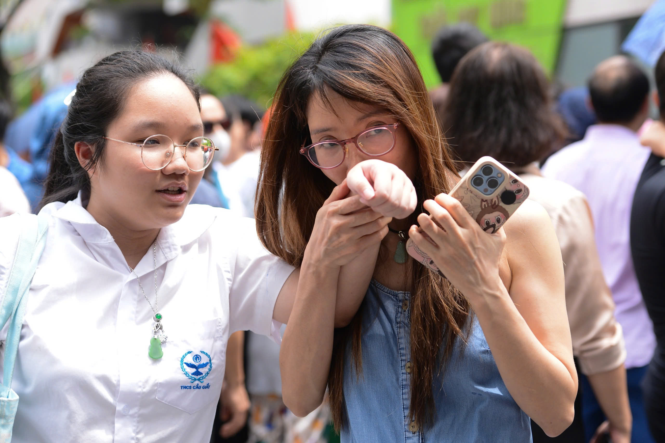 Thí sinh thở phào nhẹ nhõm, hoàn thành kỳ thi lớp 10 chuyên Hà Nội- Ảnh 10. Thí sinh thở phào nhẹ nhõm, hoàn thành kỳ thi lớp 10 chuyên Hà Nội- Ảnh 10.